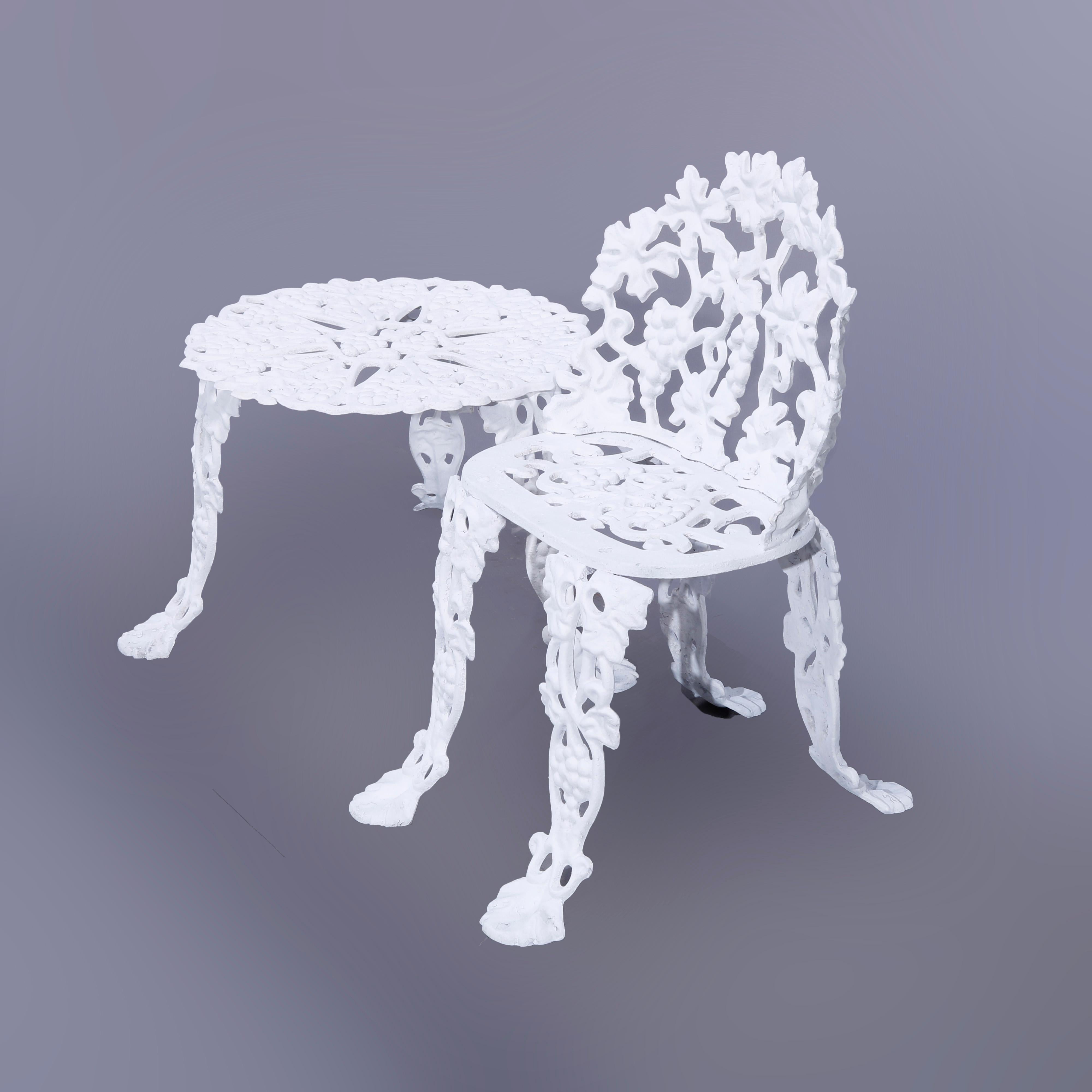 Ensemble de jardin deux pièces en fonte à motif réticulé de raisins et de feuilles, comprenant une chaise d'appoint et une table, nouvellement repeint, 20e siècle

Mesures - table 14.25'' H x 23'' L x 23'' P ; chaise 27.5'' H x 17.5'' L x 20.5'' P ;