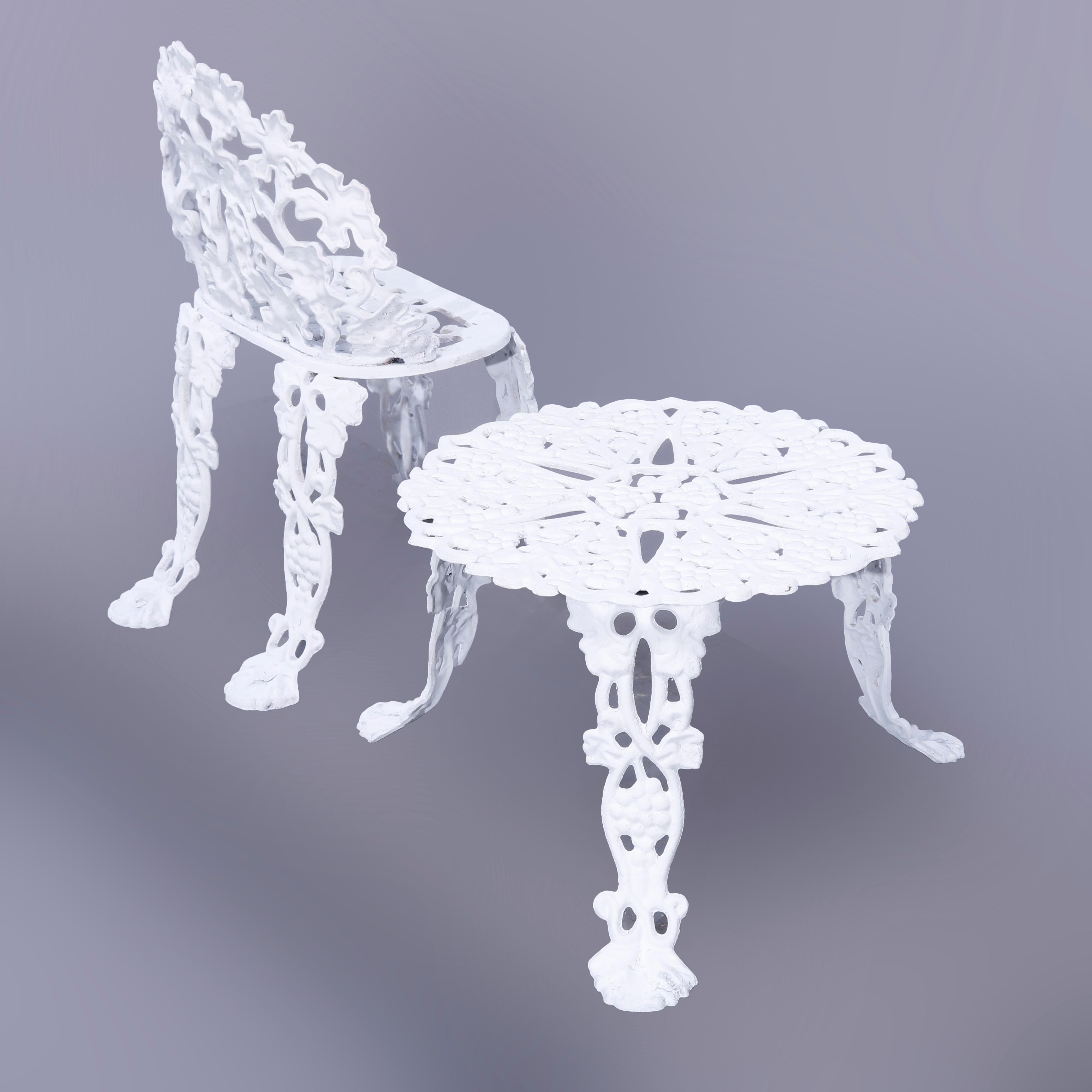 Européen Chaise de jardin et table basse en fonte pour raisins et feuilles, 20e siècle en vente