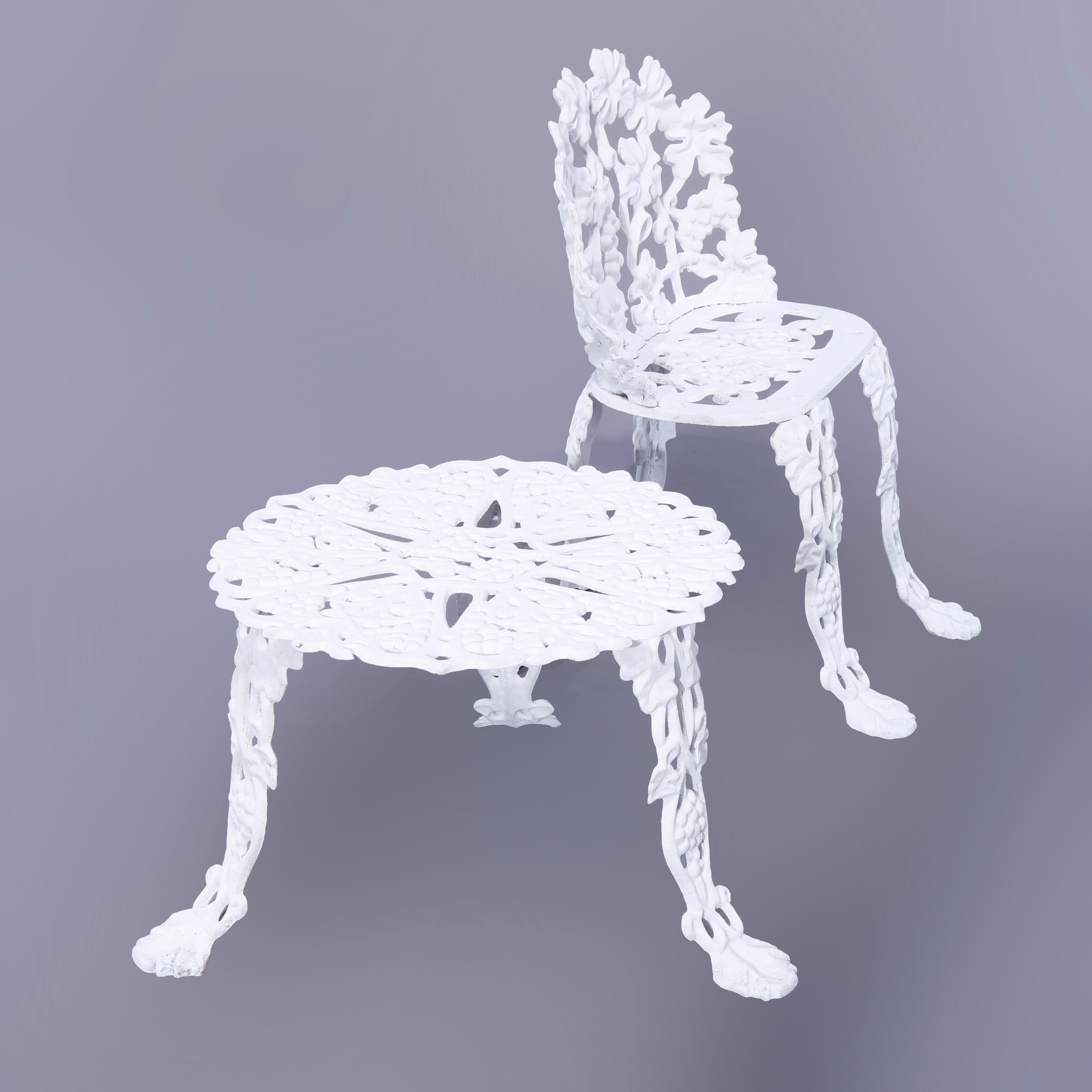 Moulage Chaise de jardin et table basse en fonte pour raisins et feuilles, 20e siècle en vente
