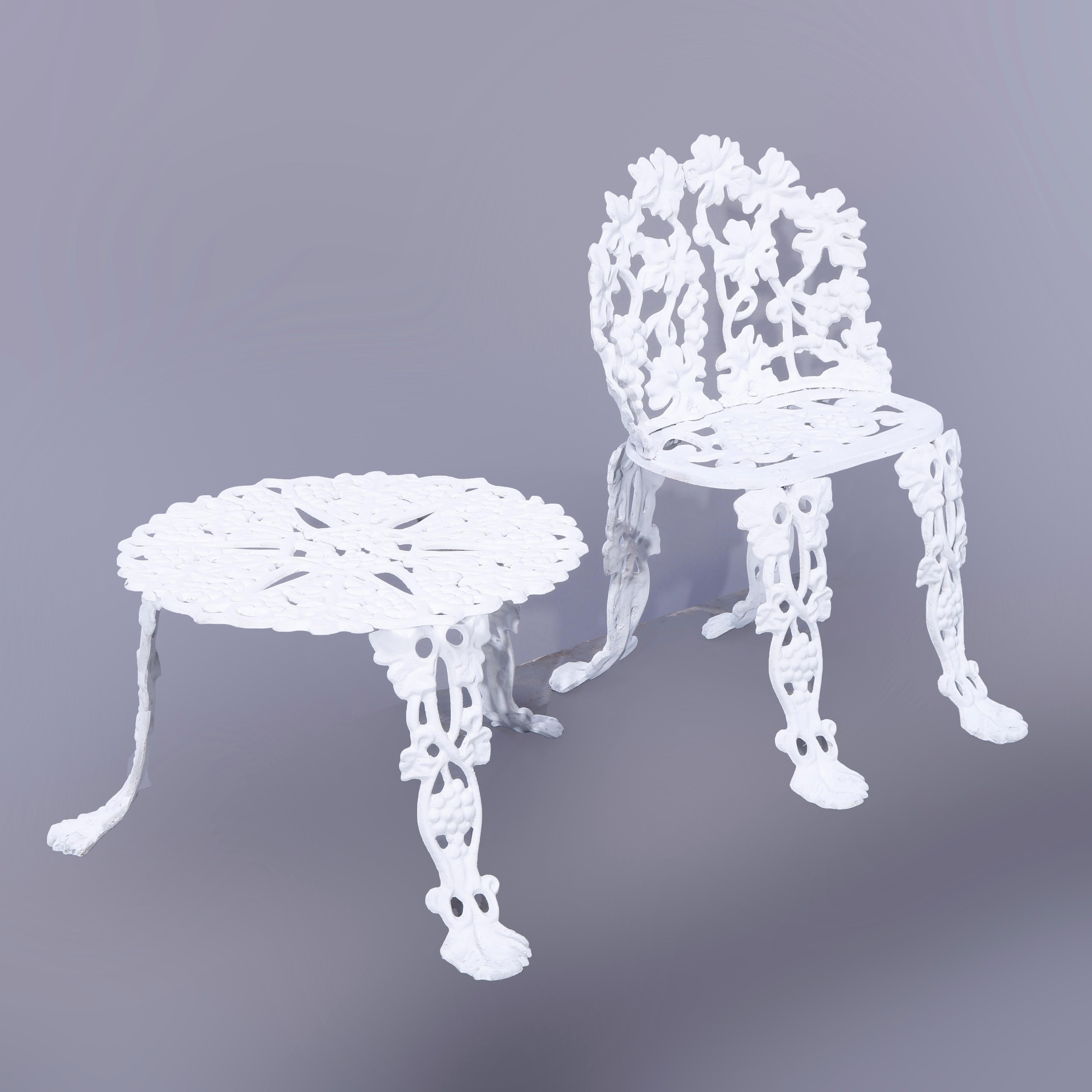 Chaise de jardin et table basse en fonte pour raisins et feuilles, 20e siècle Bon état - En vente à Big Flats, NY