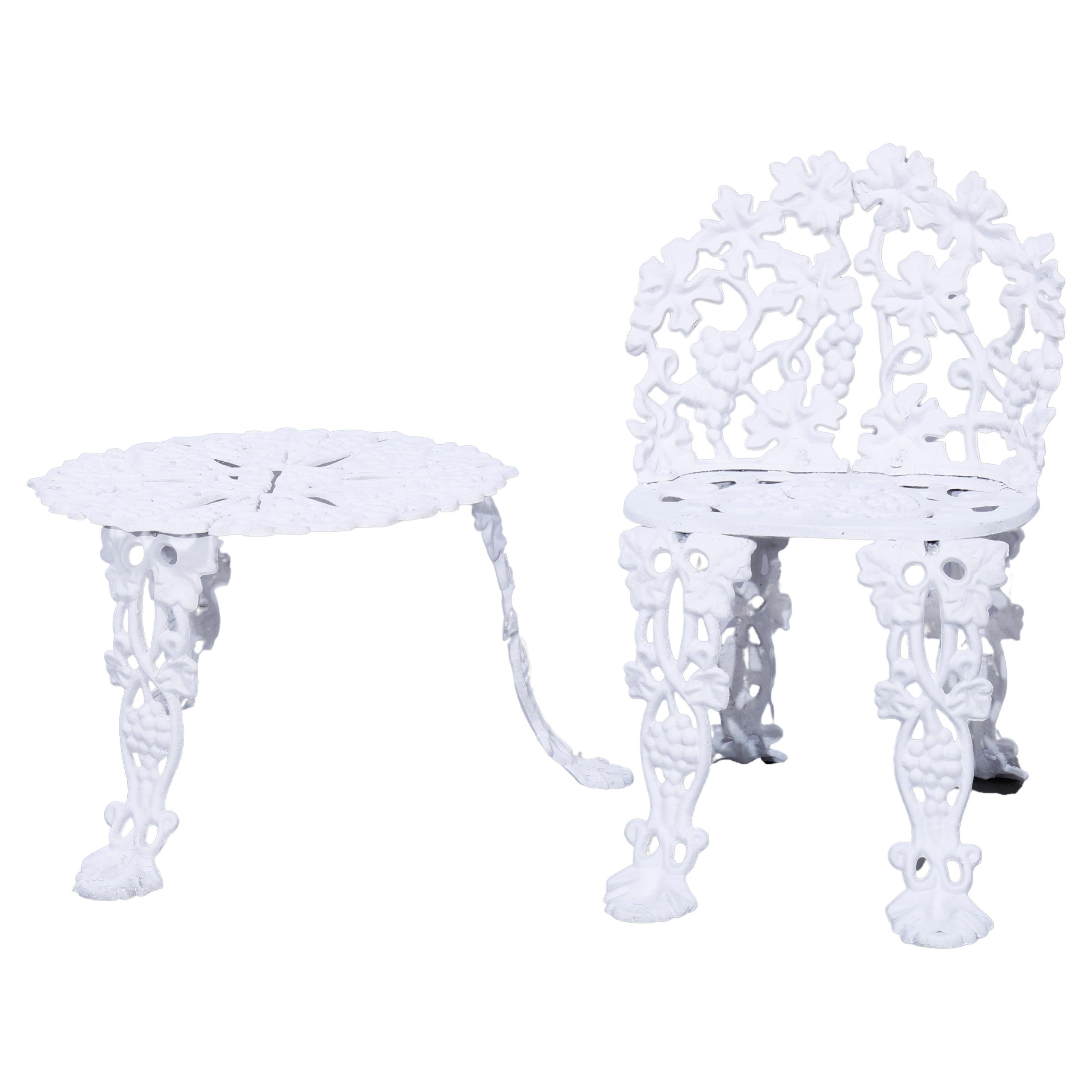 Silla de jardín de hierro fundido con forma de uva y hoja y mesa auxiliar baja, S. XX