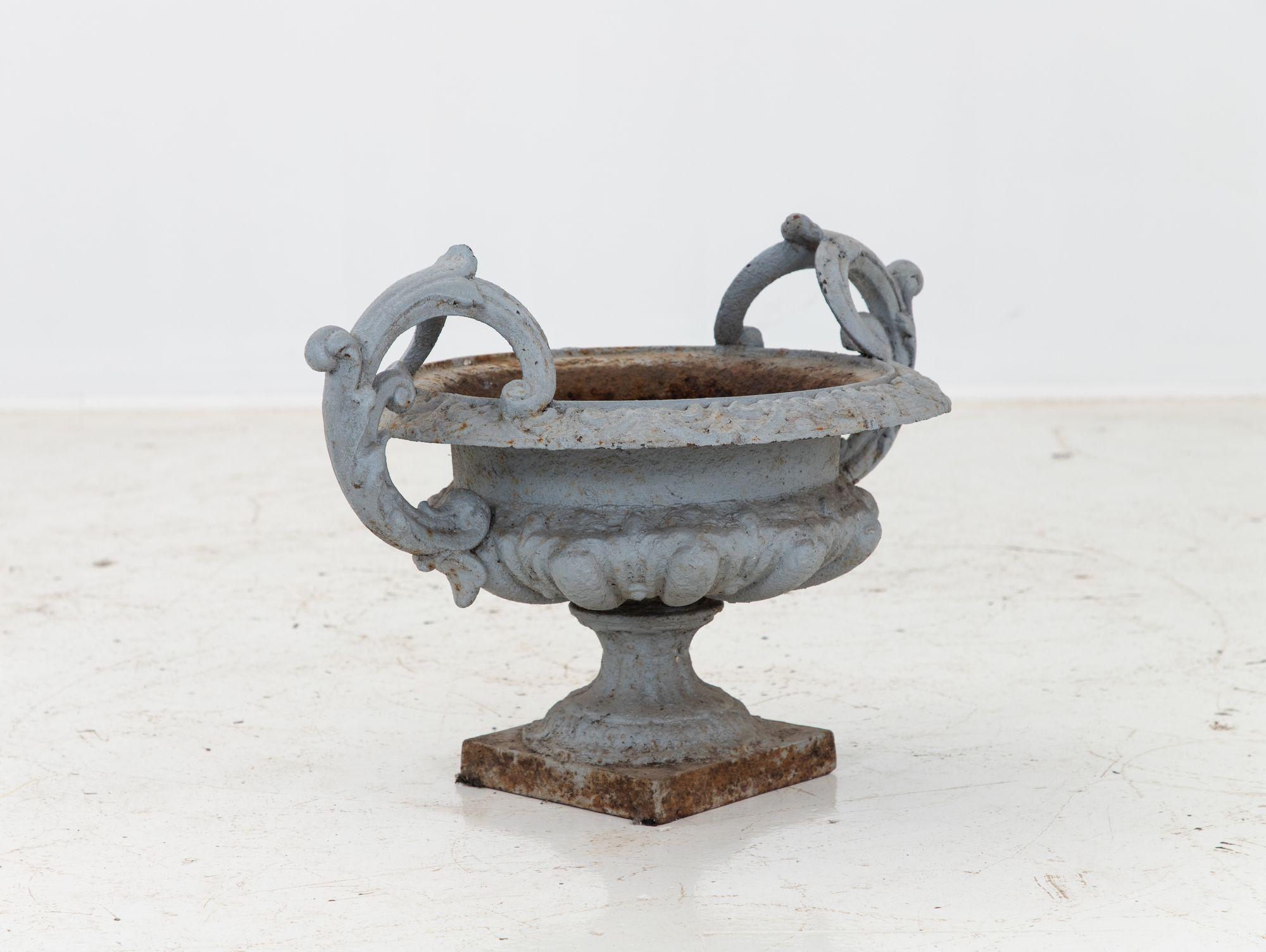 Cast Iron Gray Urn In Good Condition For Sale In South Salem, NY