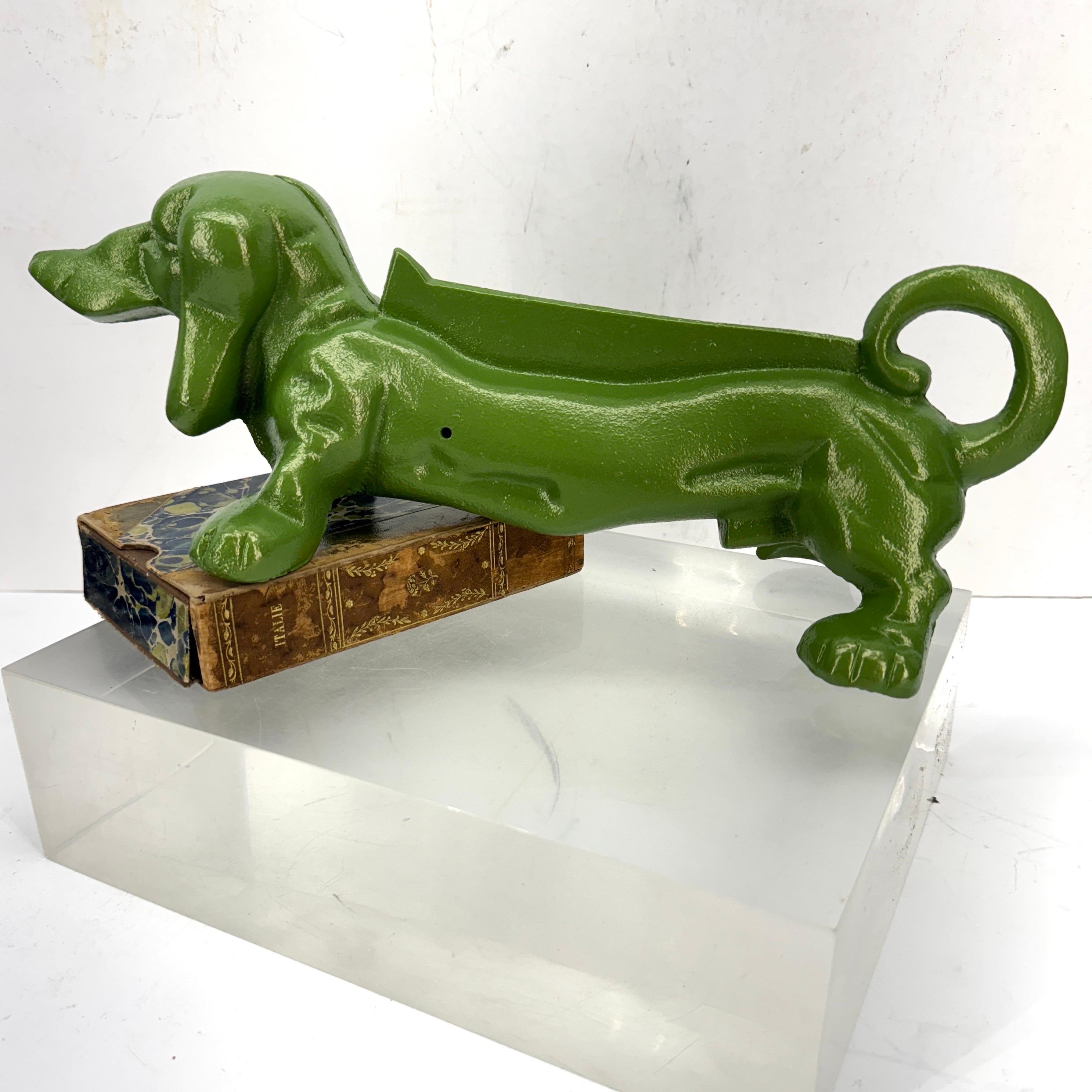 Rascador de botas o tope de puerta de metal fundido de perro salchicha de los años 50 con recubrimiento de polvo en un fantástico tono de lo que llamamos verde hoja. Añade un toque clásico británico con esta pieza única en su clase en tu recibidor,