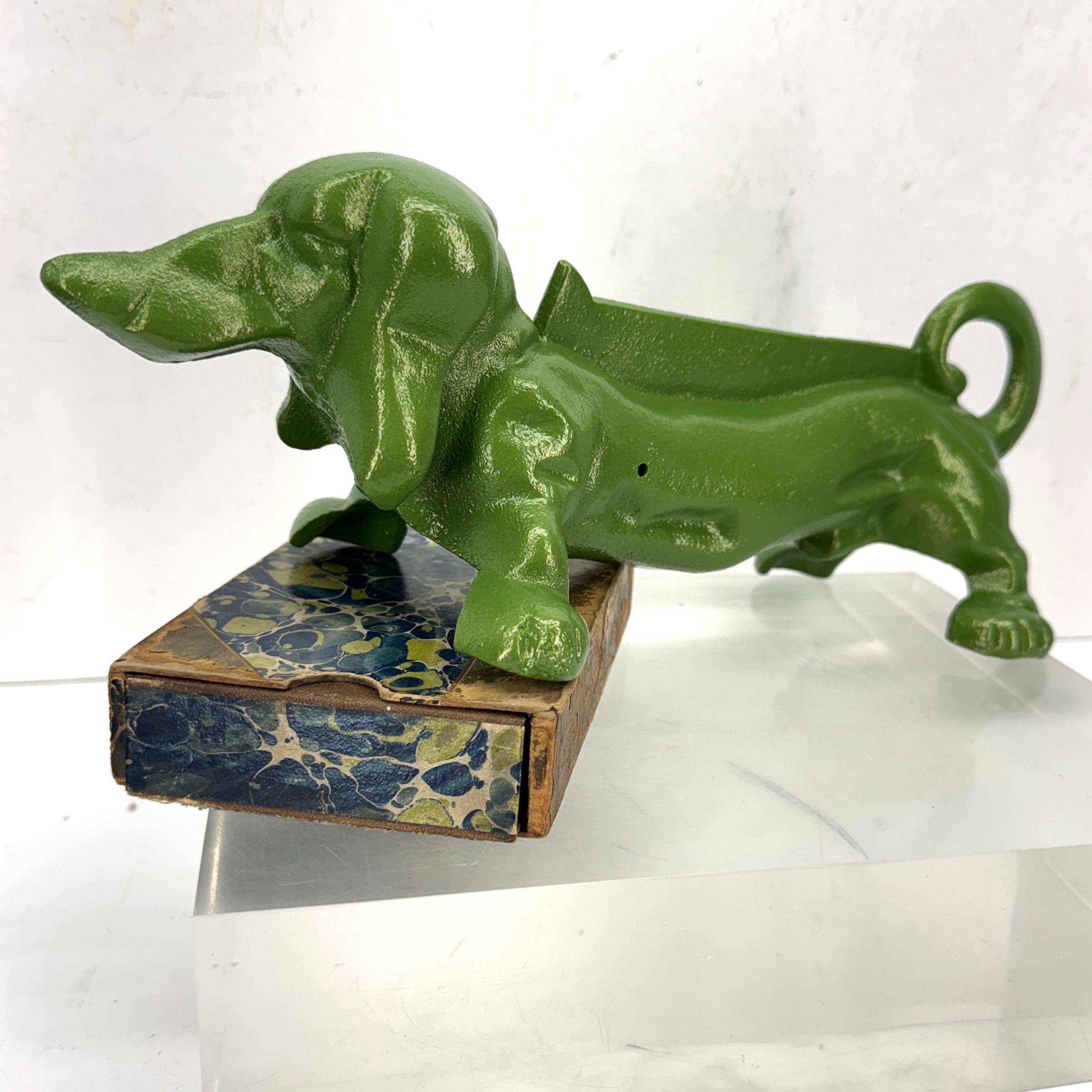 Rascador de Pies de Hierro Fundido Verde Tope de Puerta de Perro Salchicha Moderno de mediados de siglo en venta