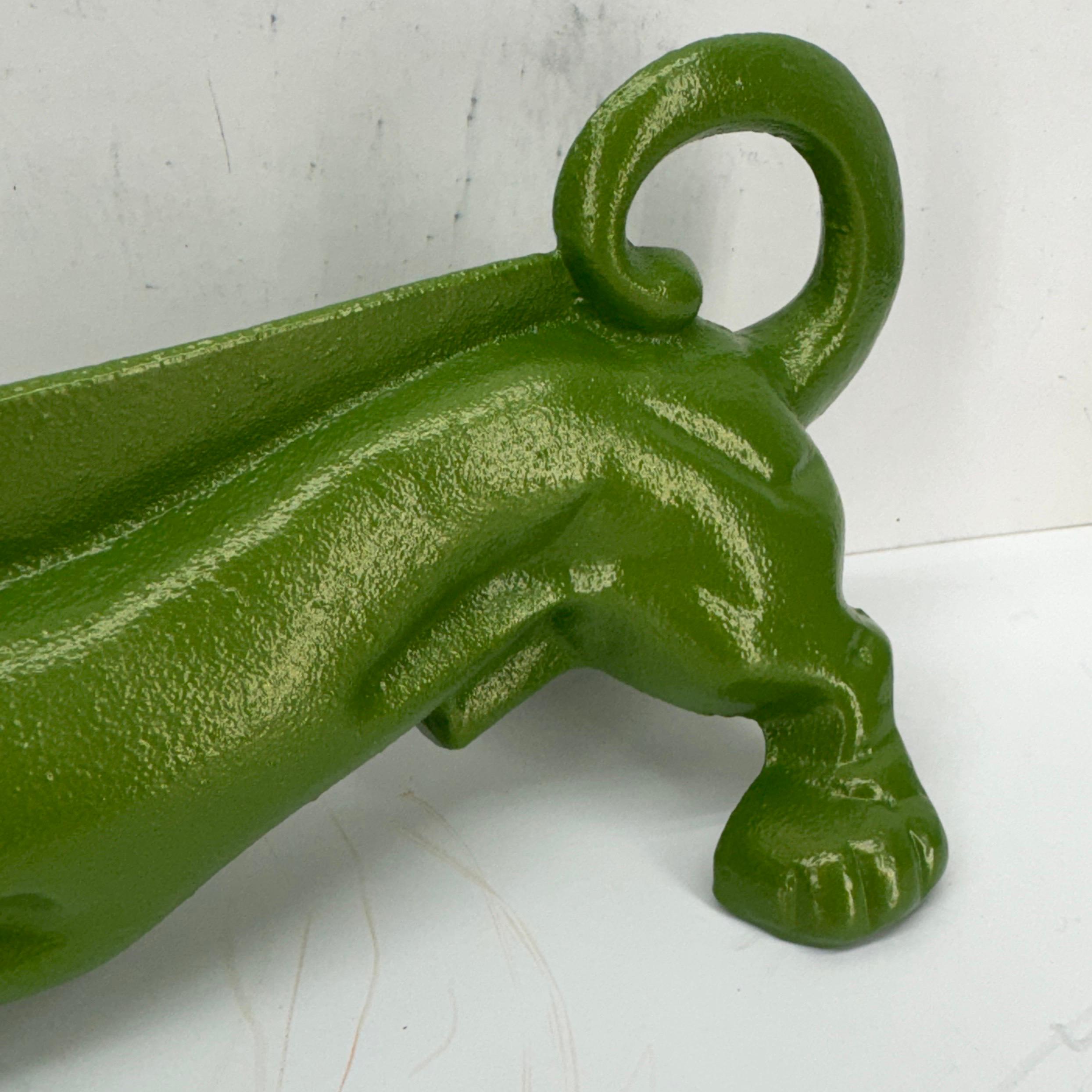 Rascador de Pies de Hierro Fundido Verde Tope de Puerta de Perro Salchicha siglo XX en venta