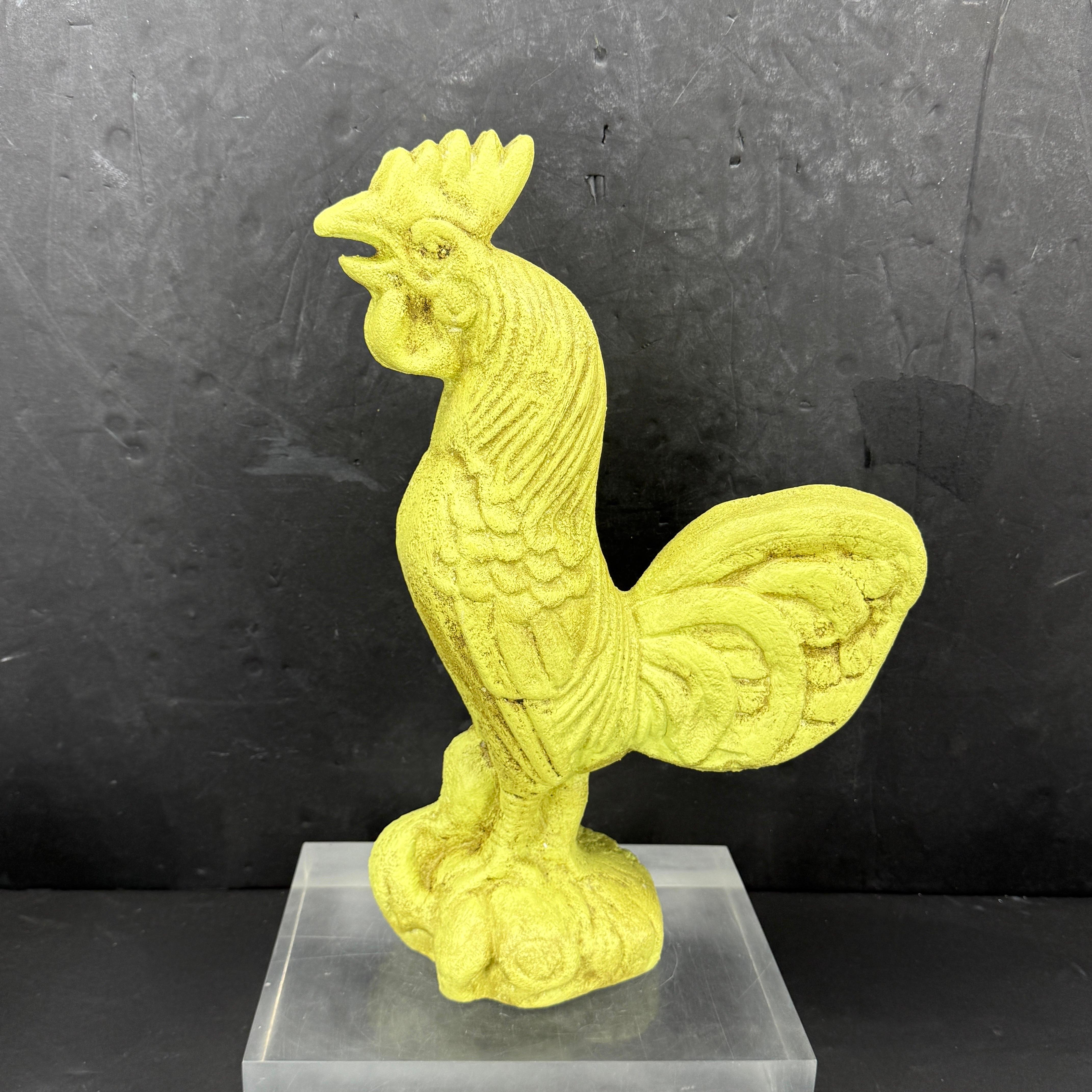 Sculpture en fonte très robuste représentant un coq. Peut être utilisé sur une console ou un comptoir de cuisine comme pièce centrale décorative ou fonctionnel comme arrêt de porte. 