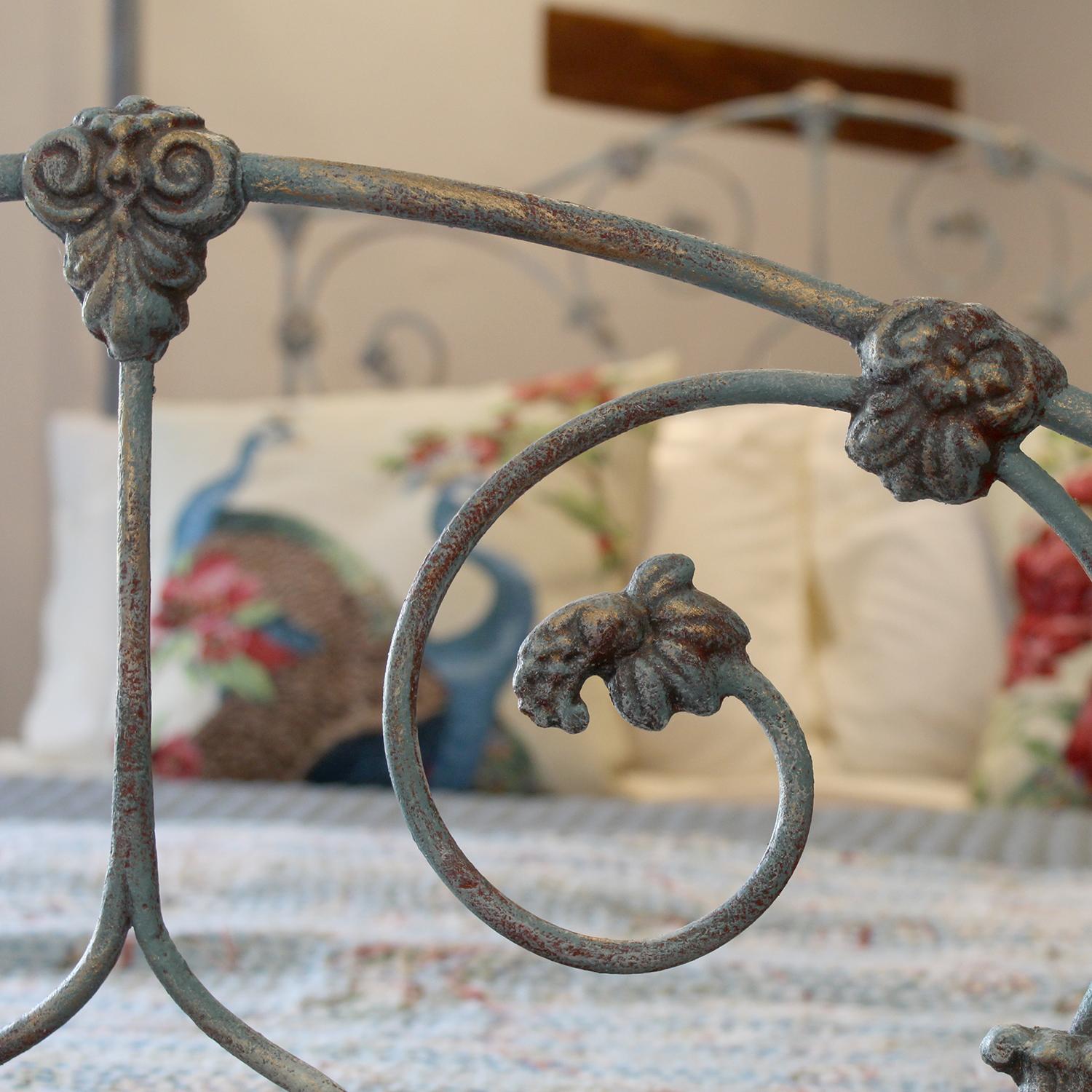 Cast Iron Half Tester Antique Bed finished in Blue Verdigris, M4P46 In Good Condition For Sale In Wrexham, GB