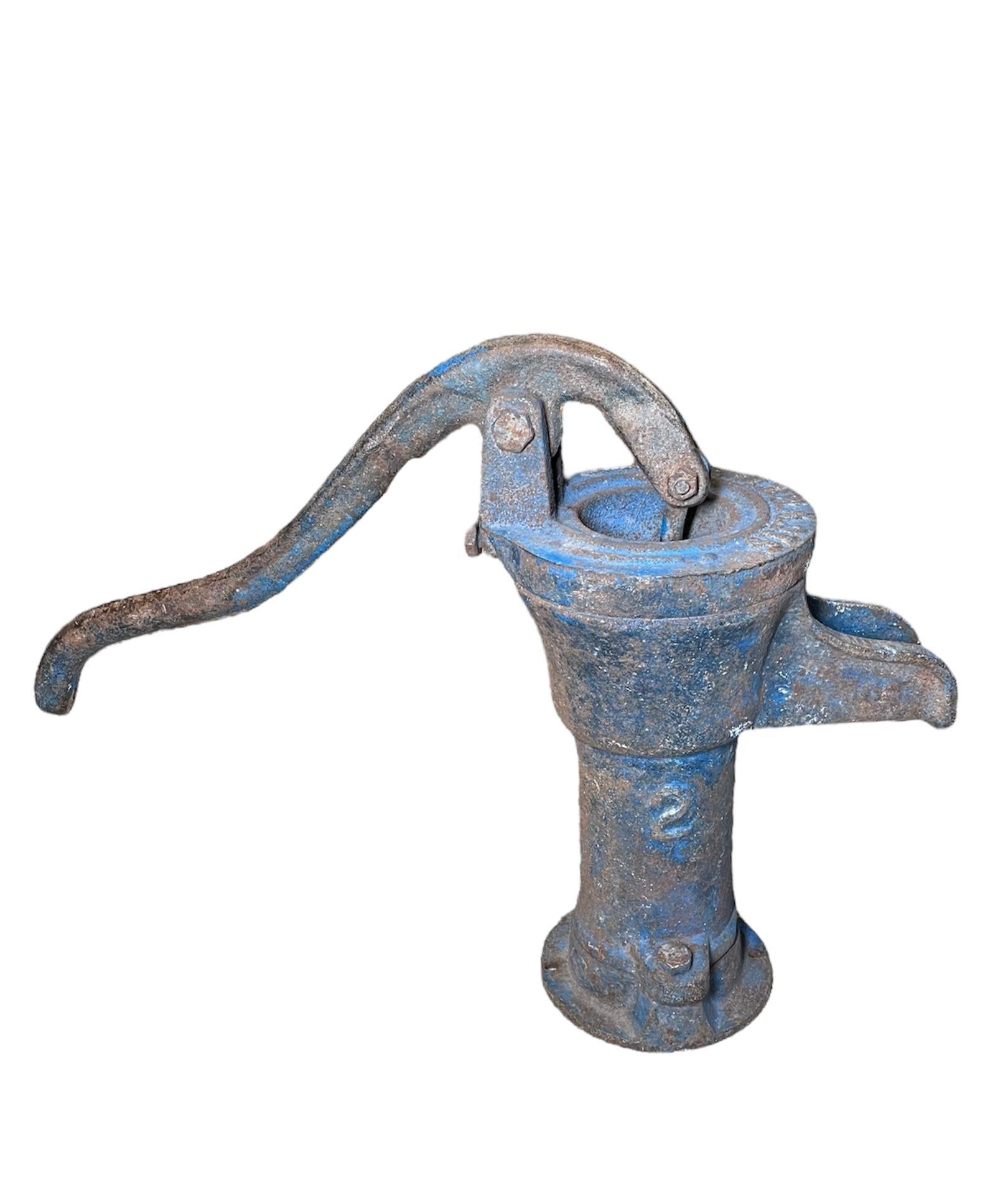 Cast Iron Hand Water Pump In Good Condition For Sale In Guaynabo, PR