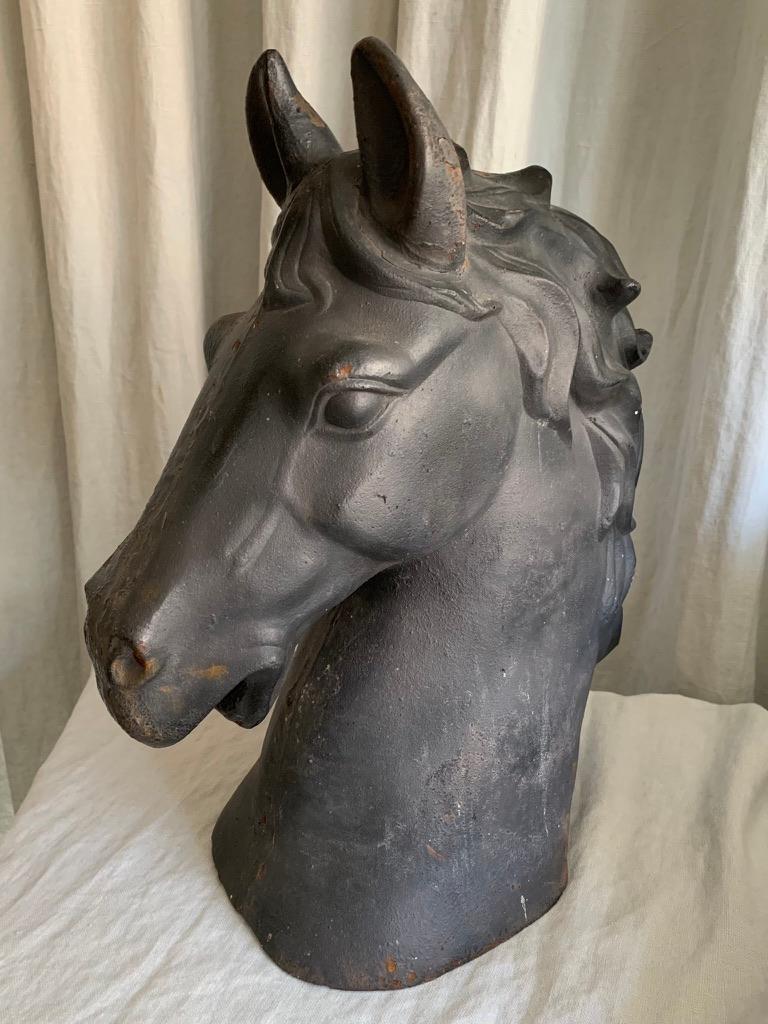 Großer antiker französischer Pferdekopf aus Gusseisen. Ursprünglich war er auf einer Torsäule an den Ställen eines Schlosses in Südfrankreich montiert, so dass der Kopf viele Jahre im Freien überstanden hat und daher große Patina aufweist, aber