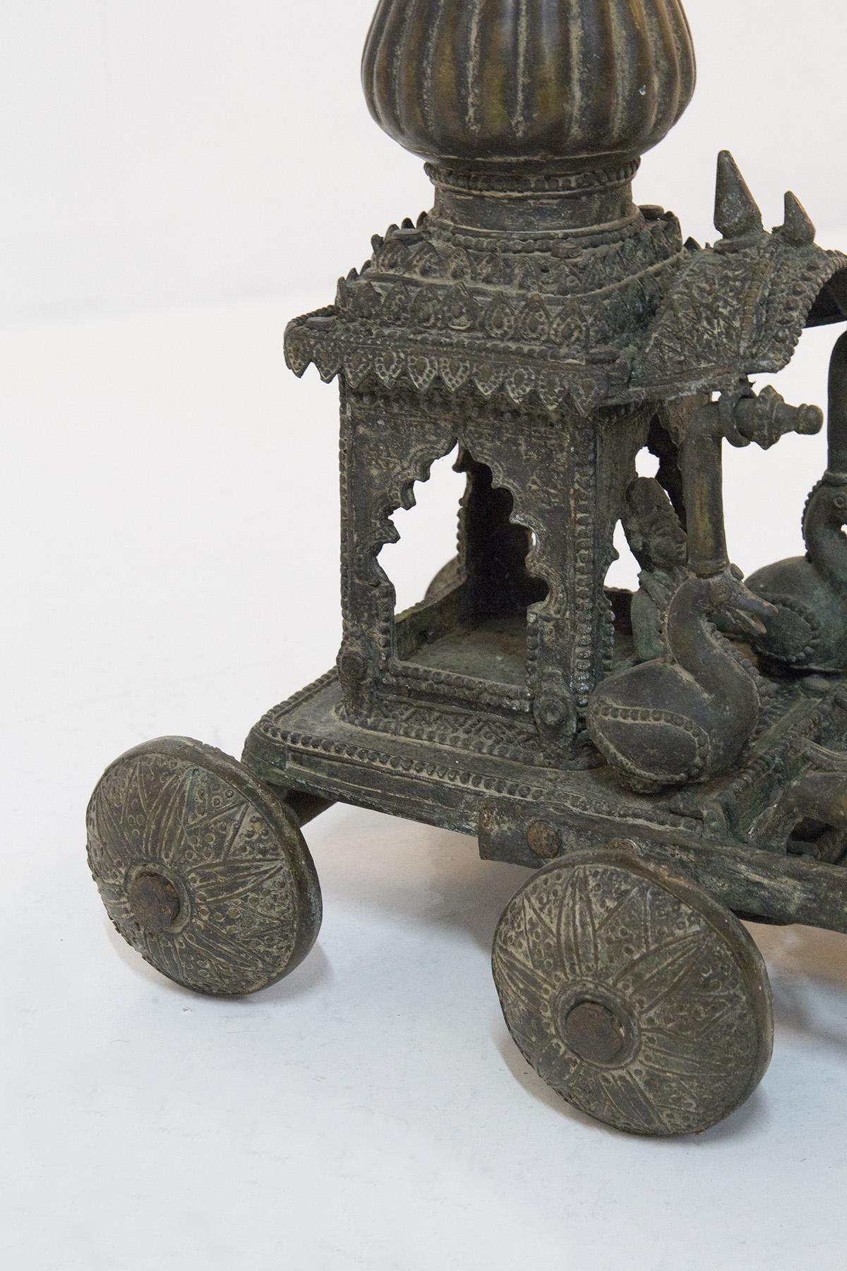Cast Iron Indian Game with Rider and Horses In Good Condition For Sale In Milano, IT