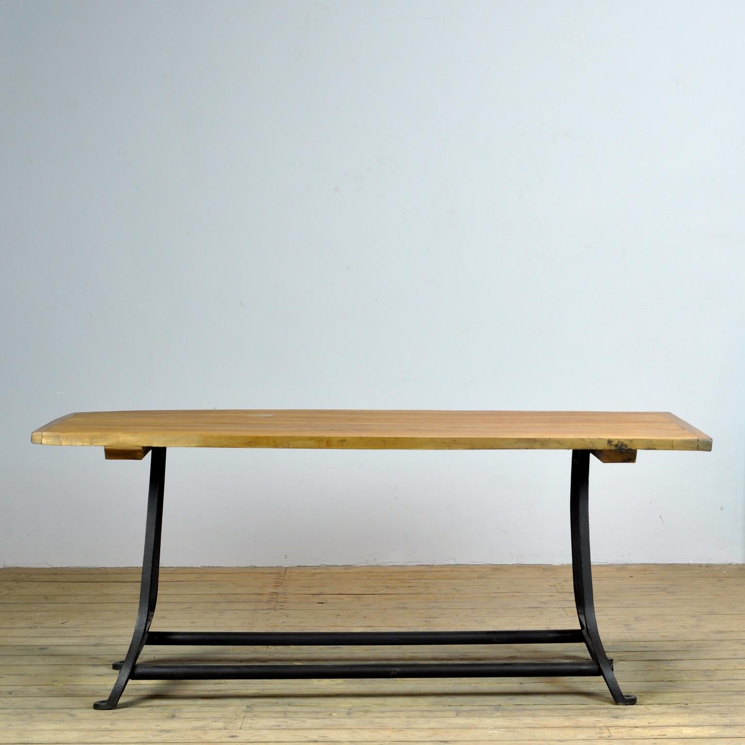 Industriel Table industrielle avec plateau en vieux pin en vente