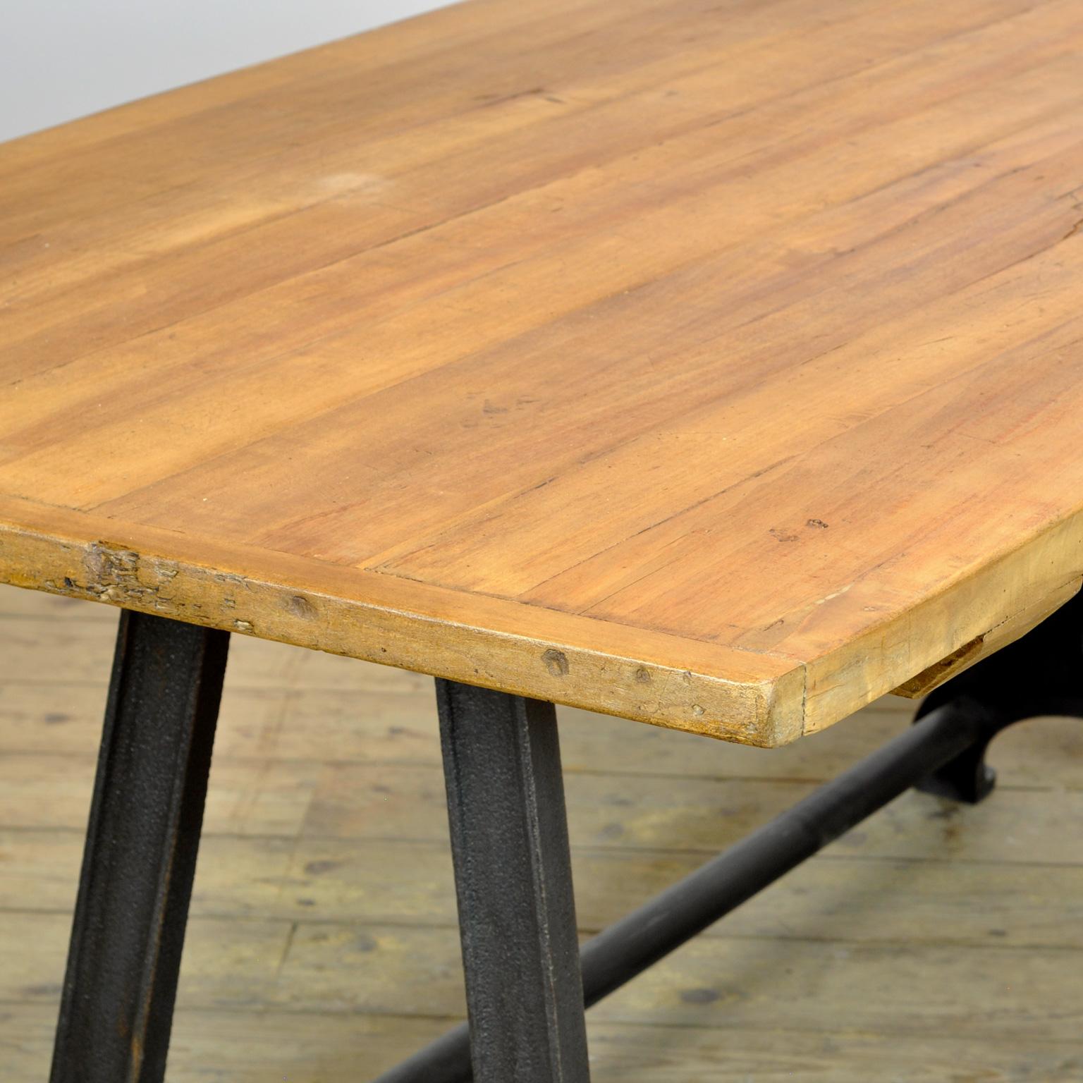 Milieu du XXe siècle Table industrielle avec plateau en vieux pin en vente