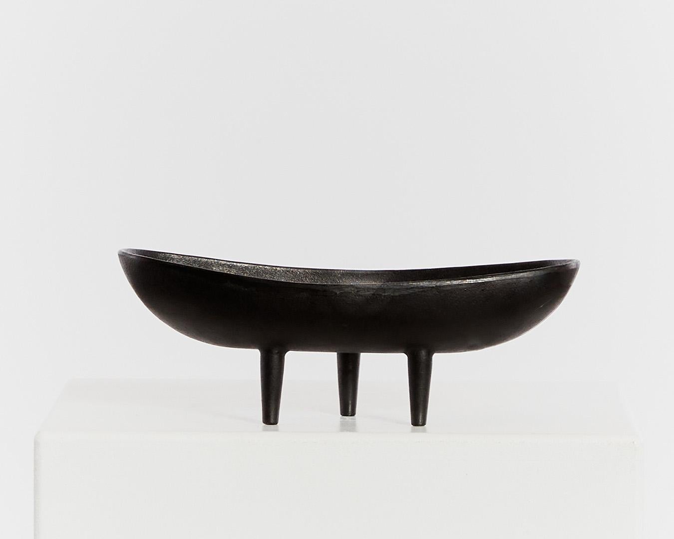 Classic Ikebana tripod bowl in cast iron by the Oigen Foundry Co.
Manufacturing Nambu ironware in the Iwate Prefecture, the foundry was firstly established in 1852 and takes inspiration from the 800 year of tradition in ironware craft from the