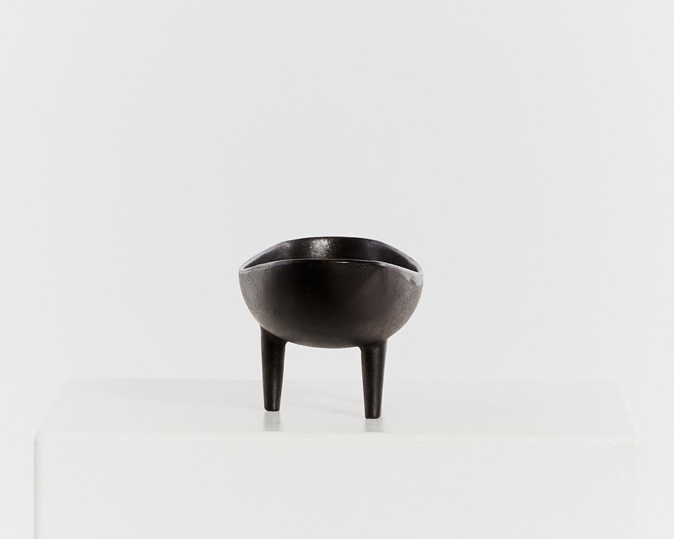 Cast iron Japanese ikebana tripod bowl In Excellent Condition For Sale In London, GB