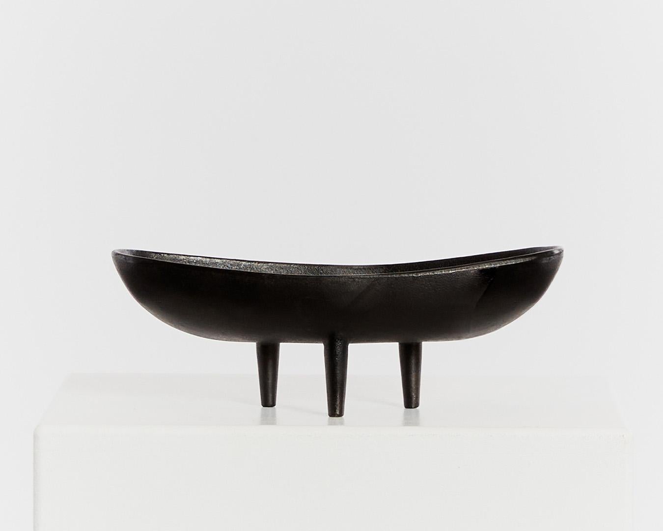 Cast iron Japanese ikebana tripod bowl For Sale 1