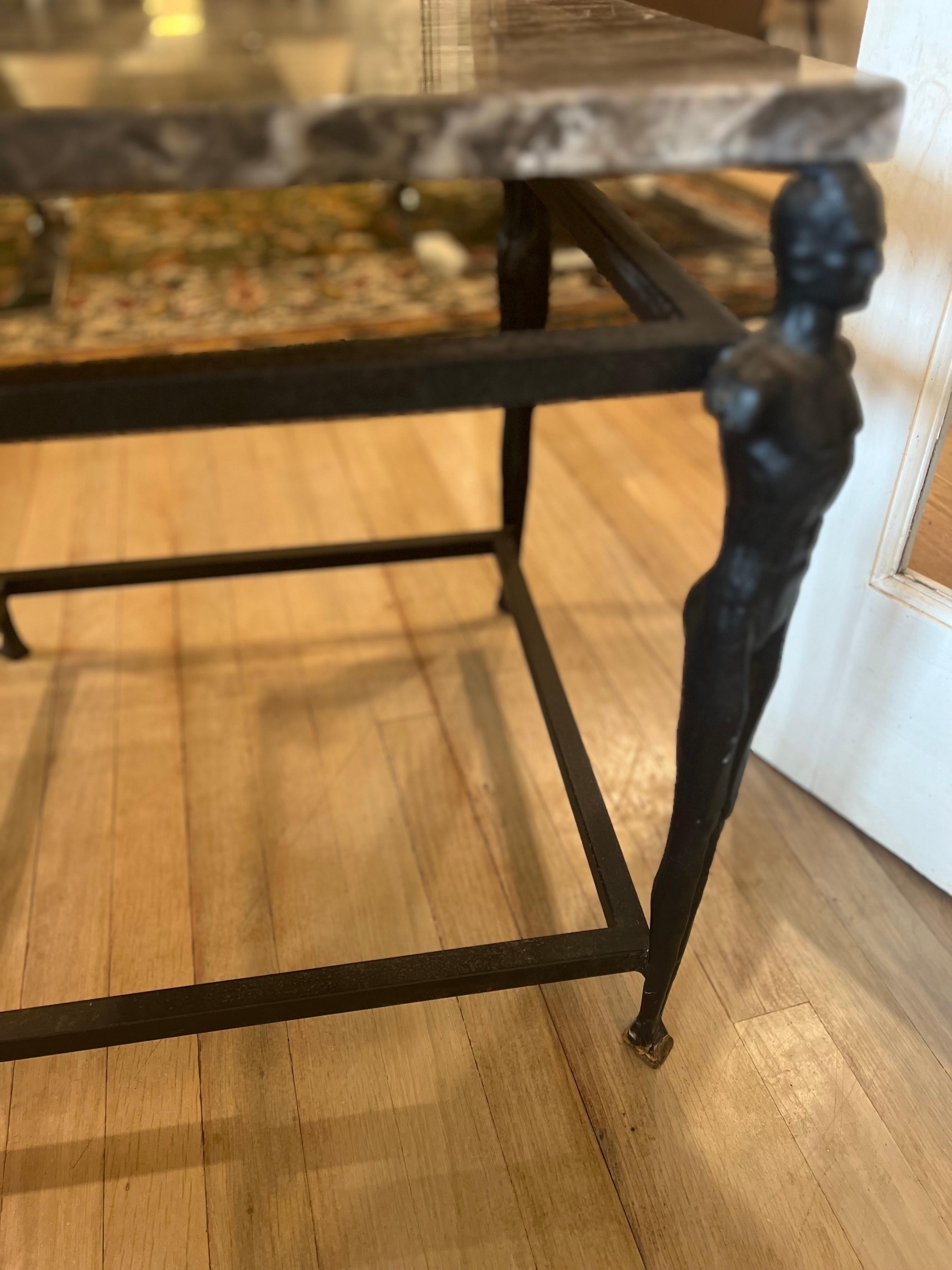 Fer Table d'appoint figurative masculine en fonte à la manière de Giacometti - plateau en marbre en vente