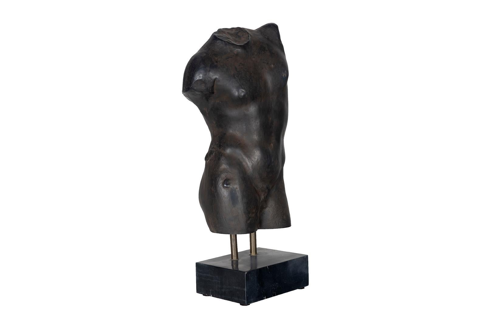 La Brendan Bass Estate Collection rende omaggio alla bellezza del vintage e dell'antiquariato. 
pezzi, ognuno dei quali nasconde ad arte infinite storie raccolte nel corso delle generazioni in cui sono esistiti.  Come estensione della collezione Le