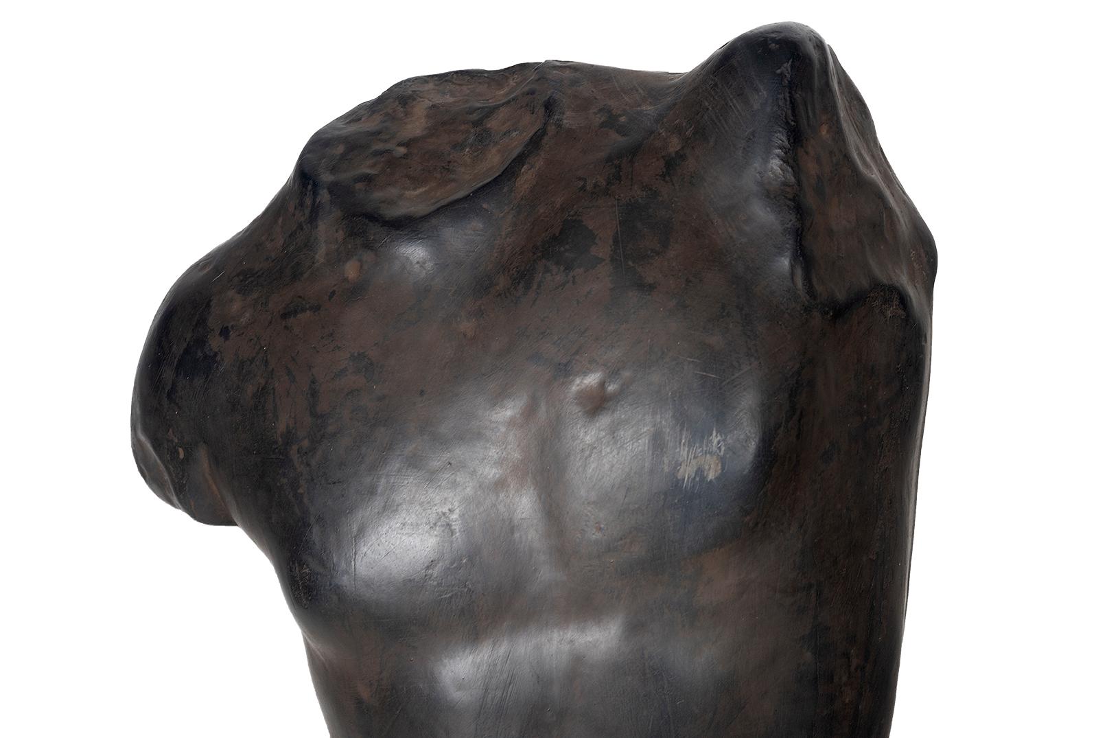 XX secolo Torso maschile in ghisa su supporto in vendita