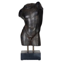 Torso maschile in ghisa su supporto