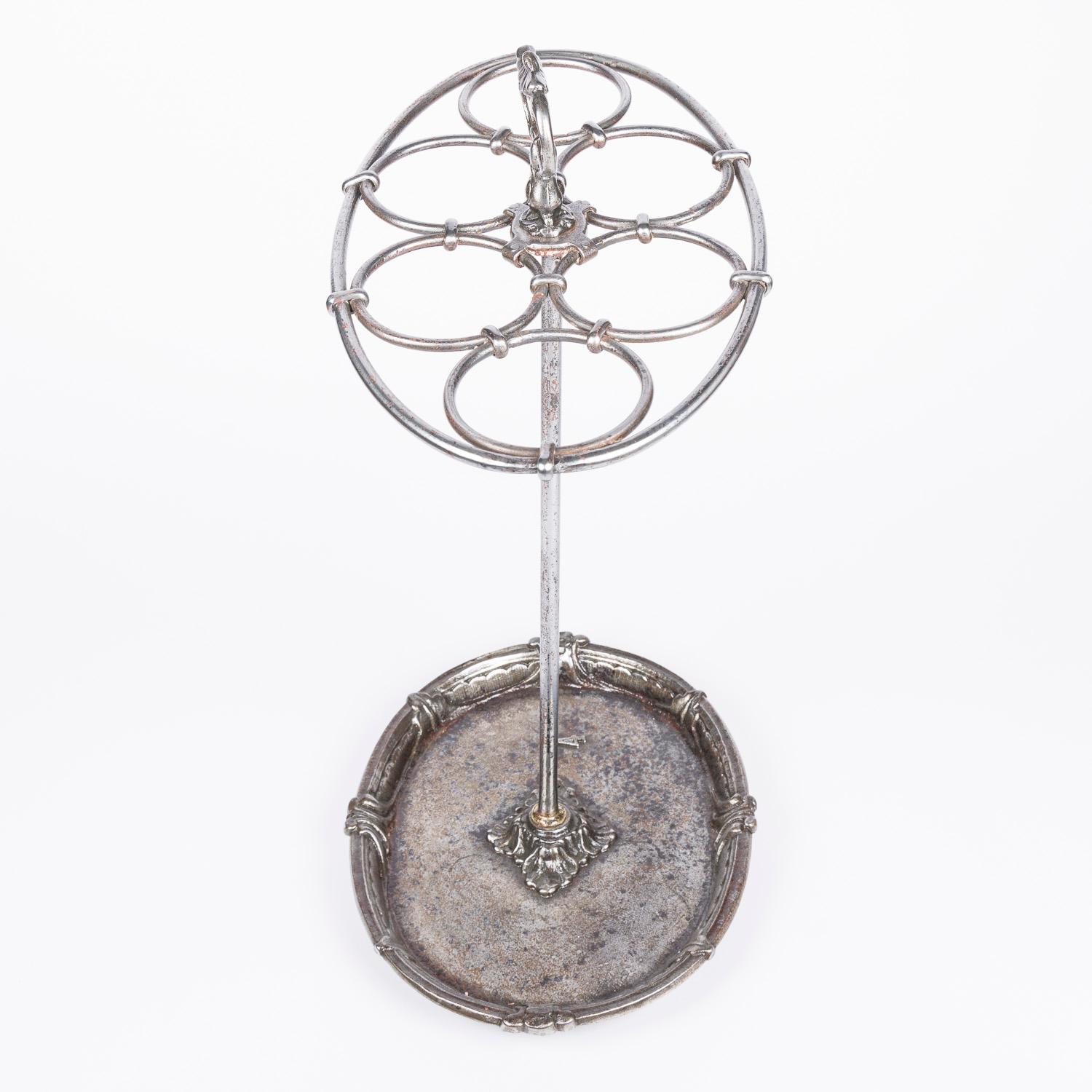 Bâton de marche et porte-parapluie ovale en fonte de la fin du 19e siècle.

Six porte-bâtonnets circulaires, avec un bord orné sur le plateau d'égouttage et une poignée de transport en boucle.

Base numérotée 4.