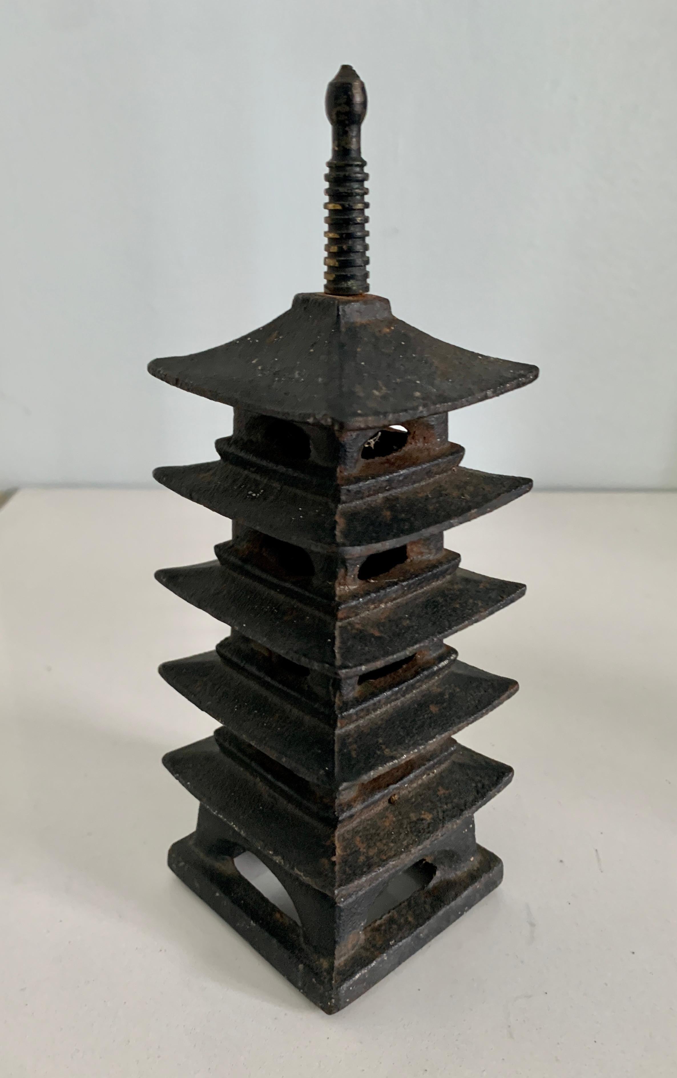 Chinois Encensoir ou presse-papiers de pagode en fonte en vente