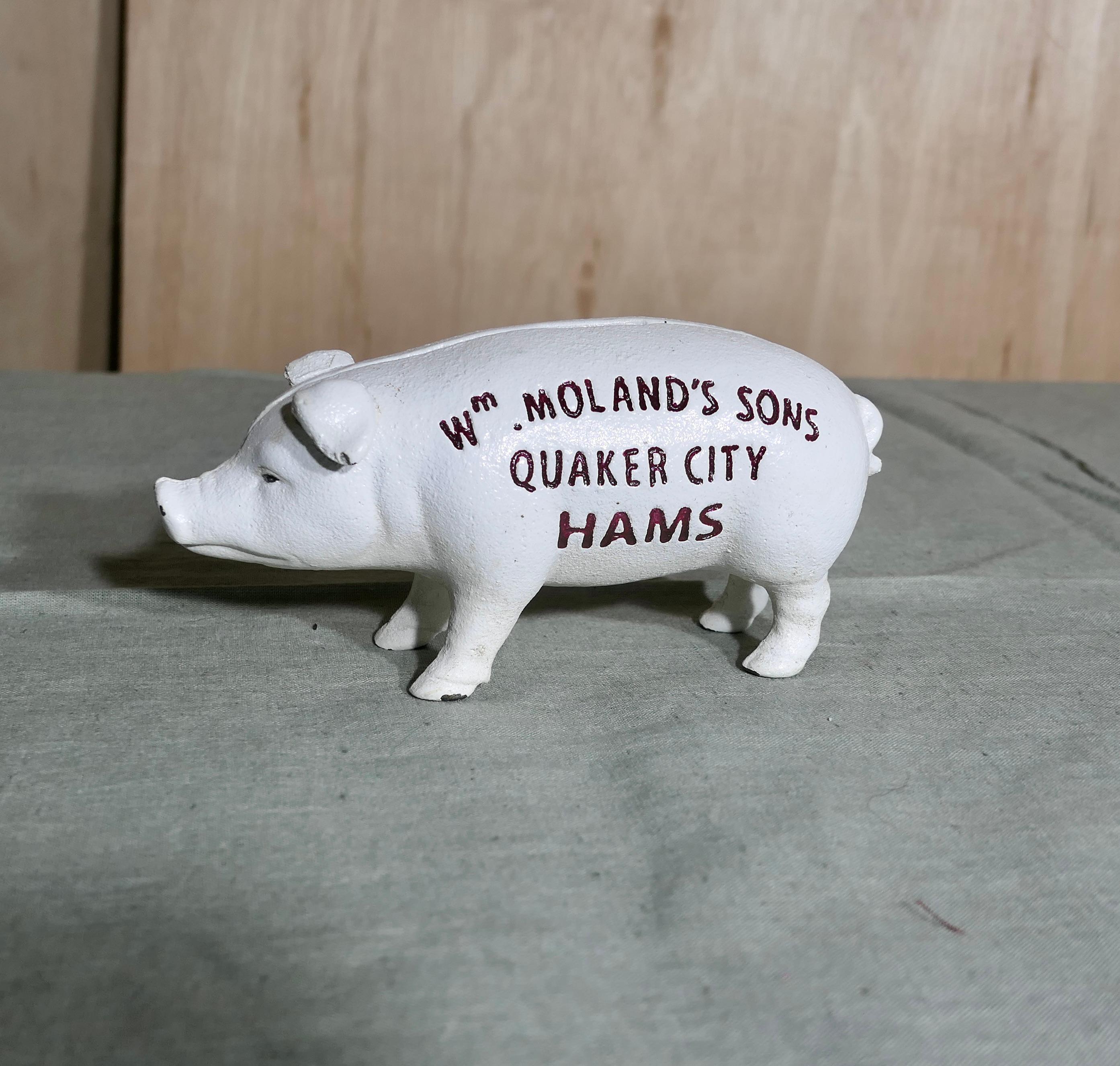 Tirelire en fonte Publicité Wm Moland's Sons Quaker City Hams  

Une superbe tirelire en fonte, une tirelire à cochons. 
Il s'agit d'une copie d'une antiquité très recherchée et collectionnable, notre Collectional peut être ouvert au moyen d'une vis