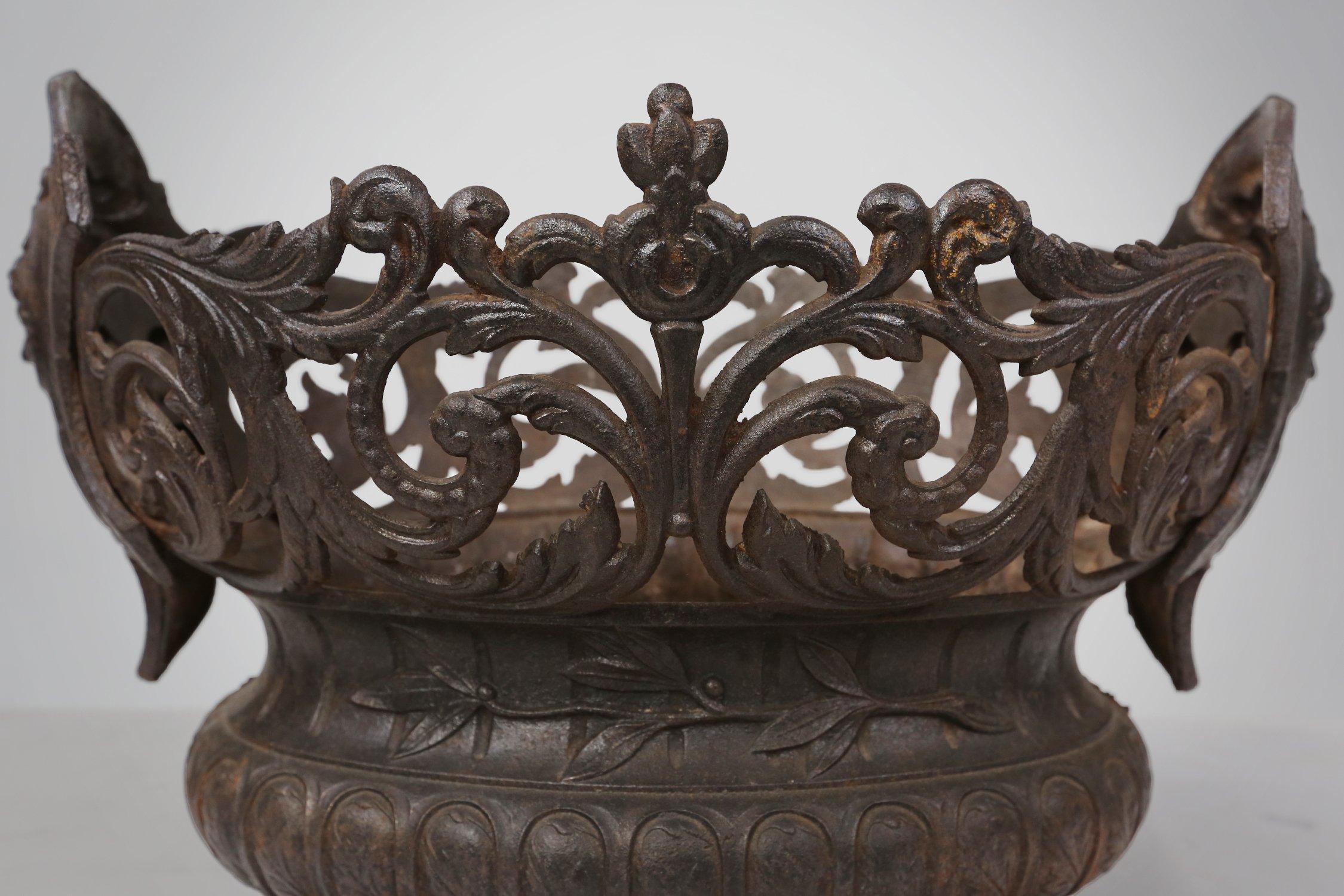 Francese Fioriera in ghisa decorata con maschere e zampe di leone, Francia, 1850 in vendita