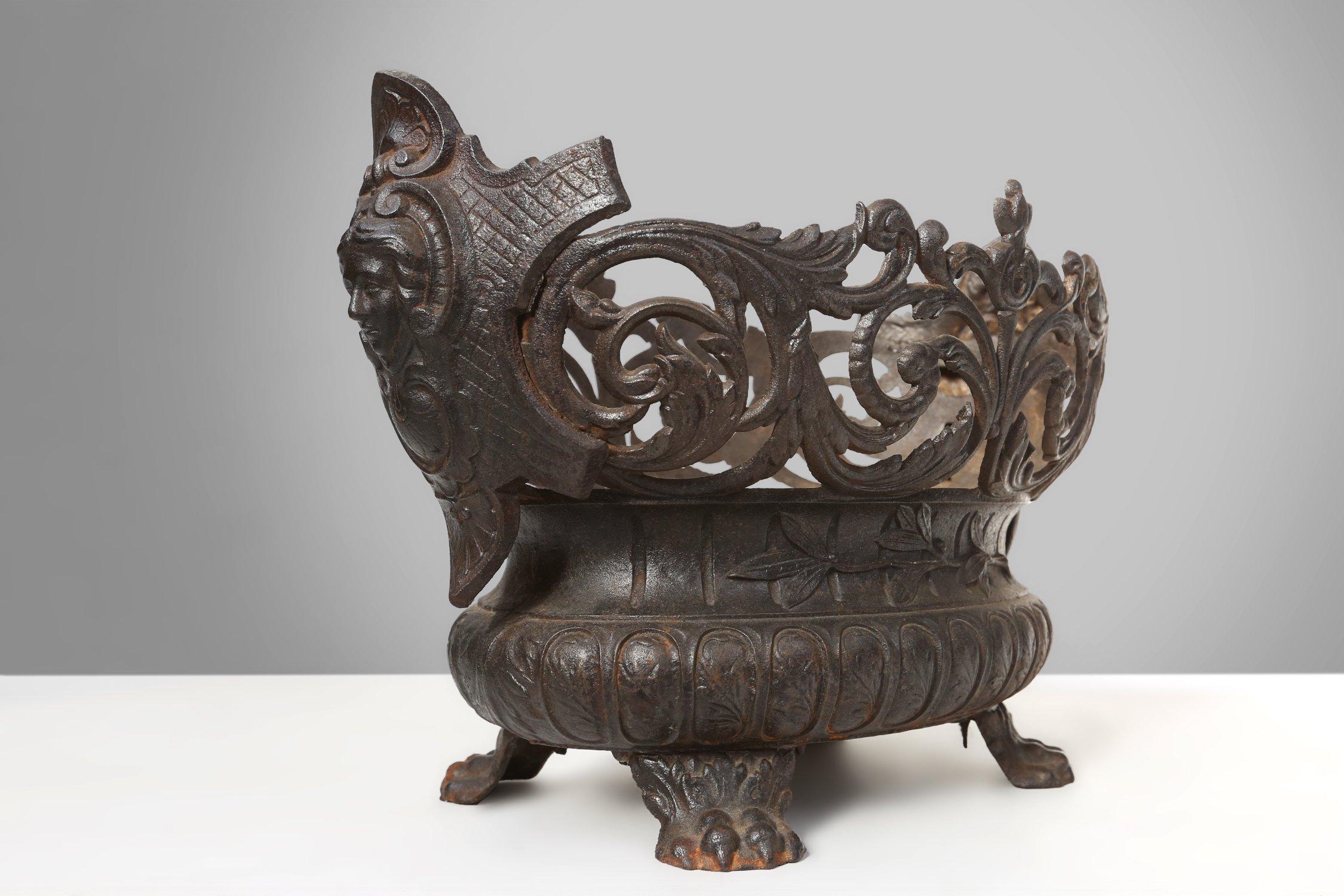 Calco Fioriera in ghisa decorata con maschere e zampe di leone, Francia, 1850 in vendita