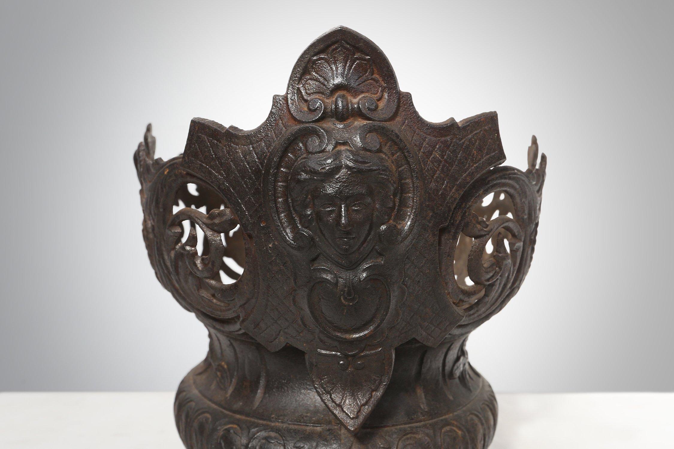 XIX secolo Fioriera in ghisa decorata con maschere e zampe di leone, Francia, 1850 in vendita