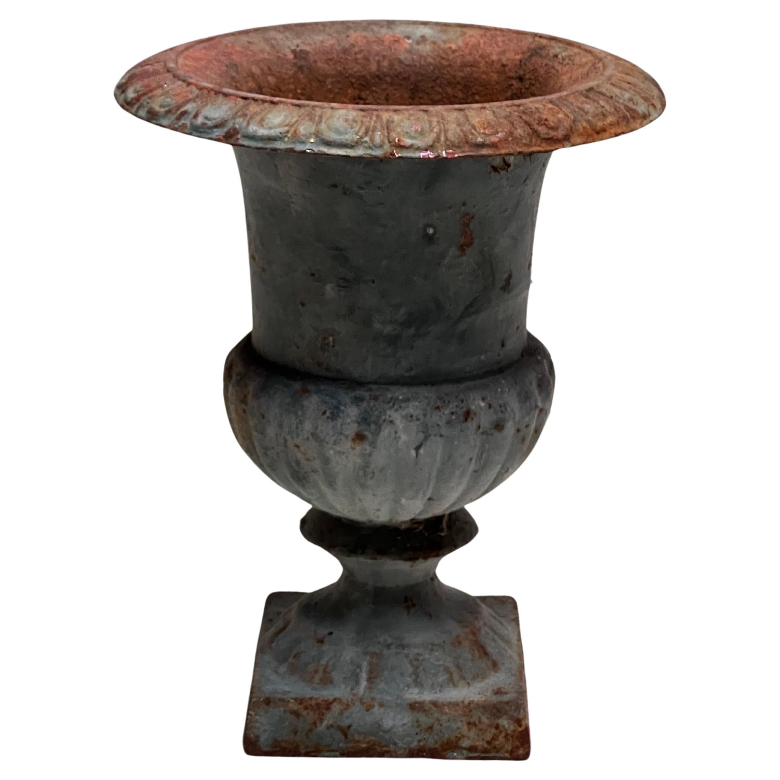 Cast Iron Planter, England 20th century Lots of patina H 22.5 cm For Sale