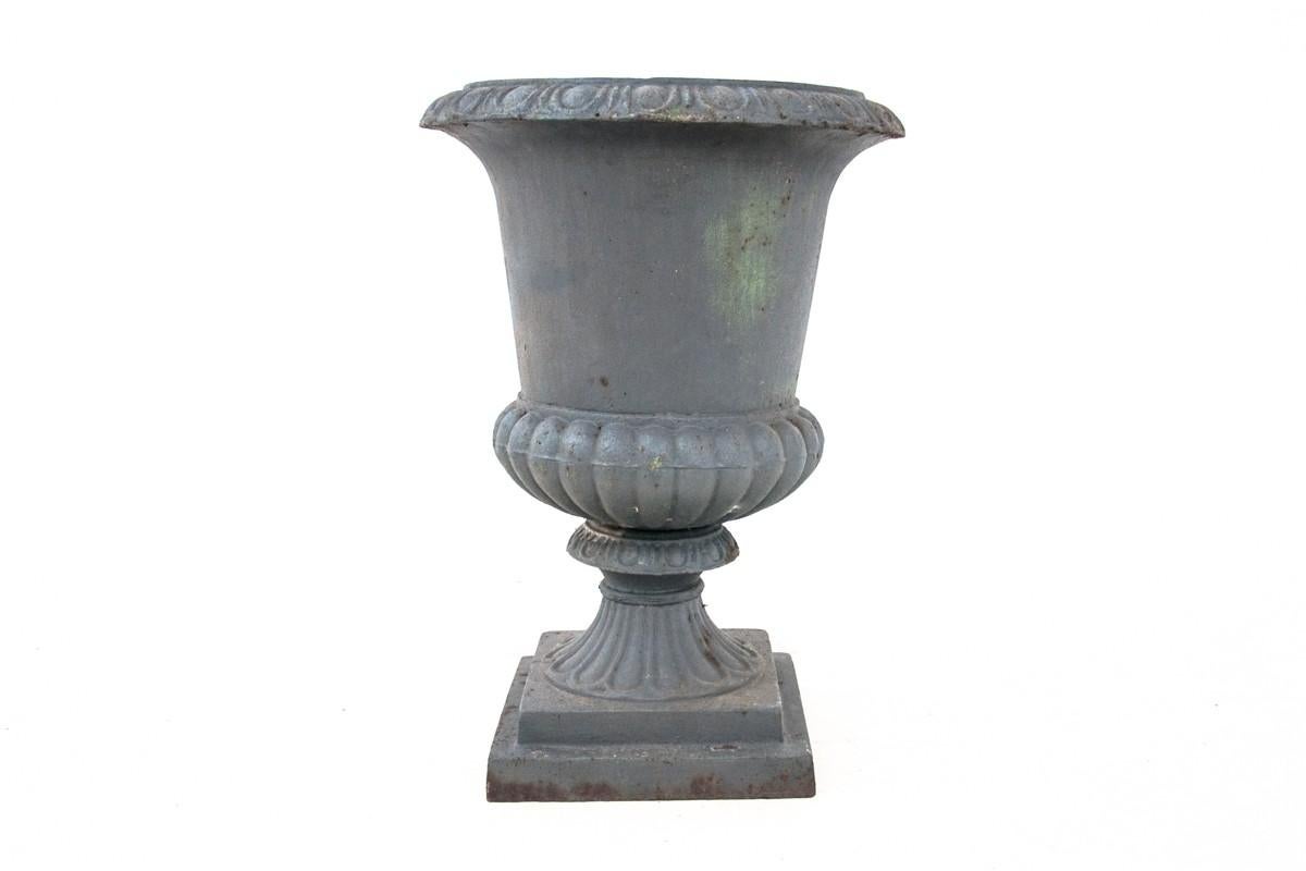 Pot en fonte, France, début du XXe siècle.

hauteur 78cm dia. 55 cm