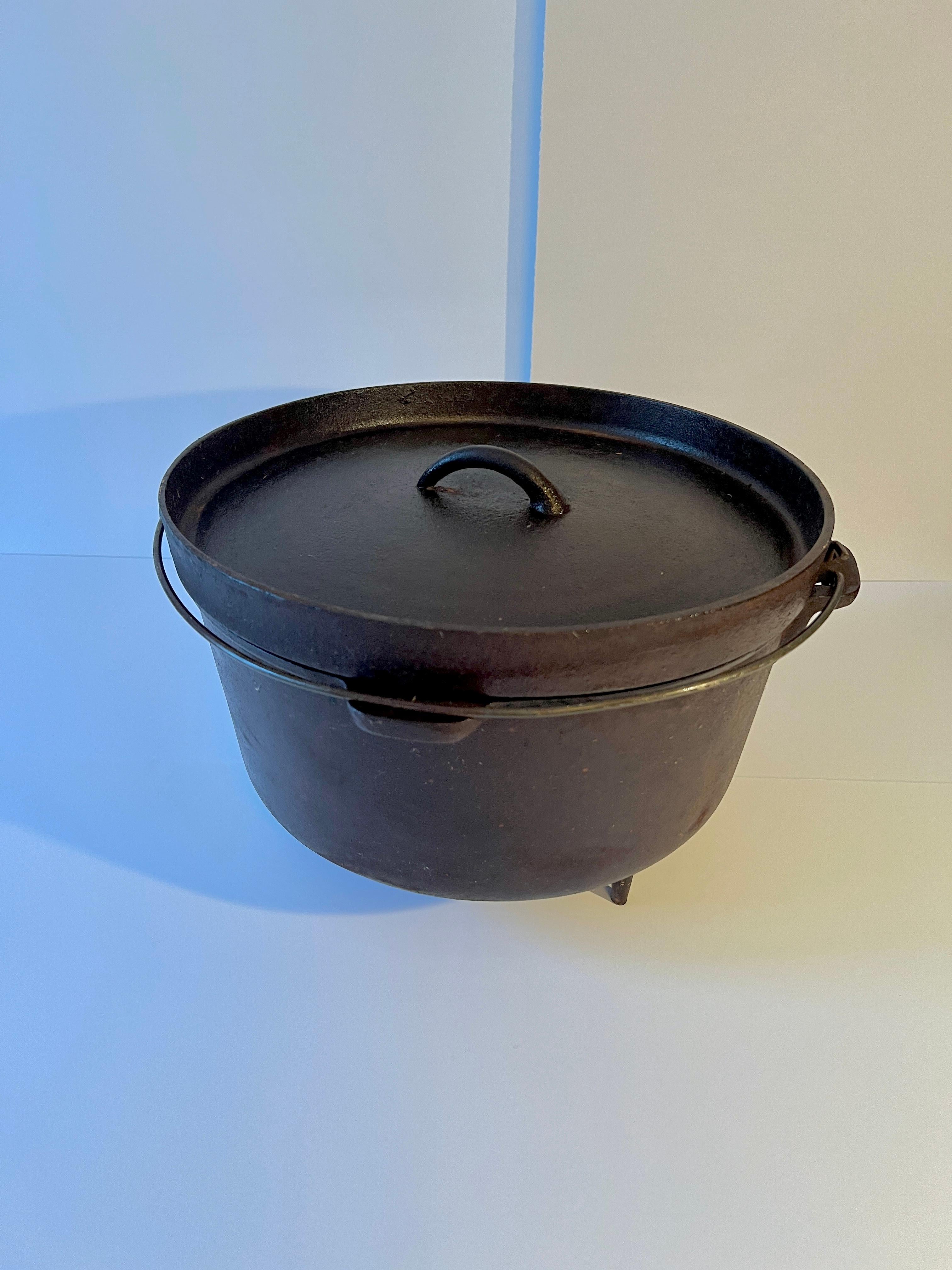 Cast Iron Pot or Cauldron on Three Lets with Handle In Good Condition For Sale In Los Angeles, CA