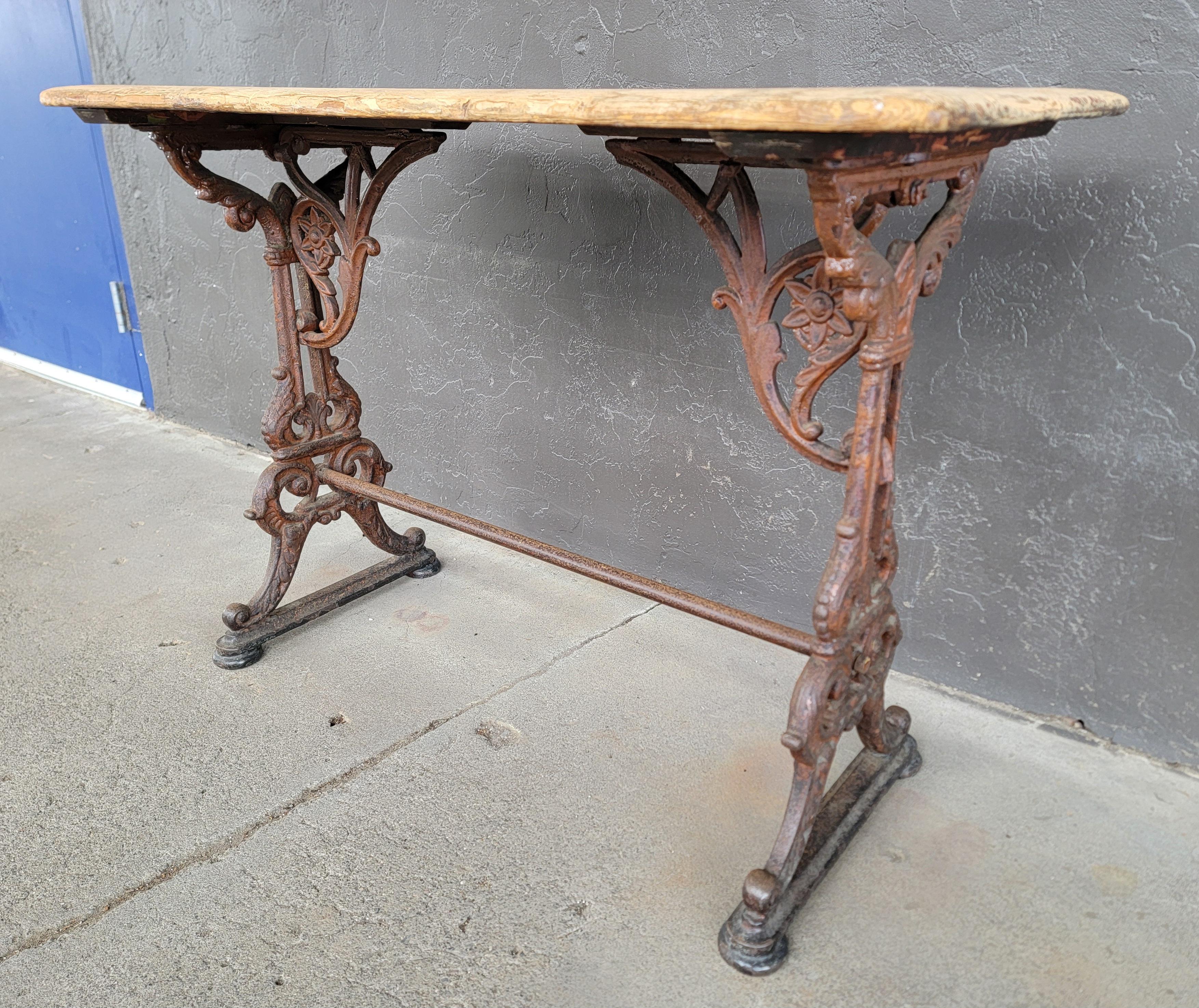 Table de pub en fonte Circa. 1900 en vente 3