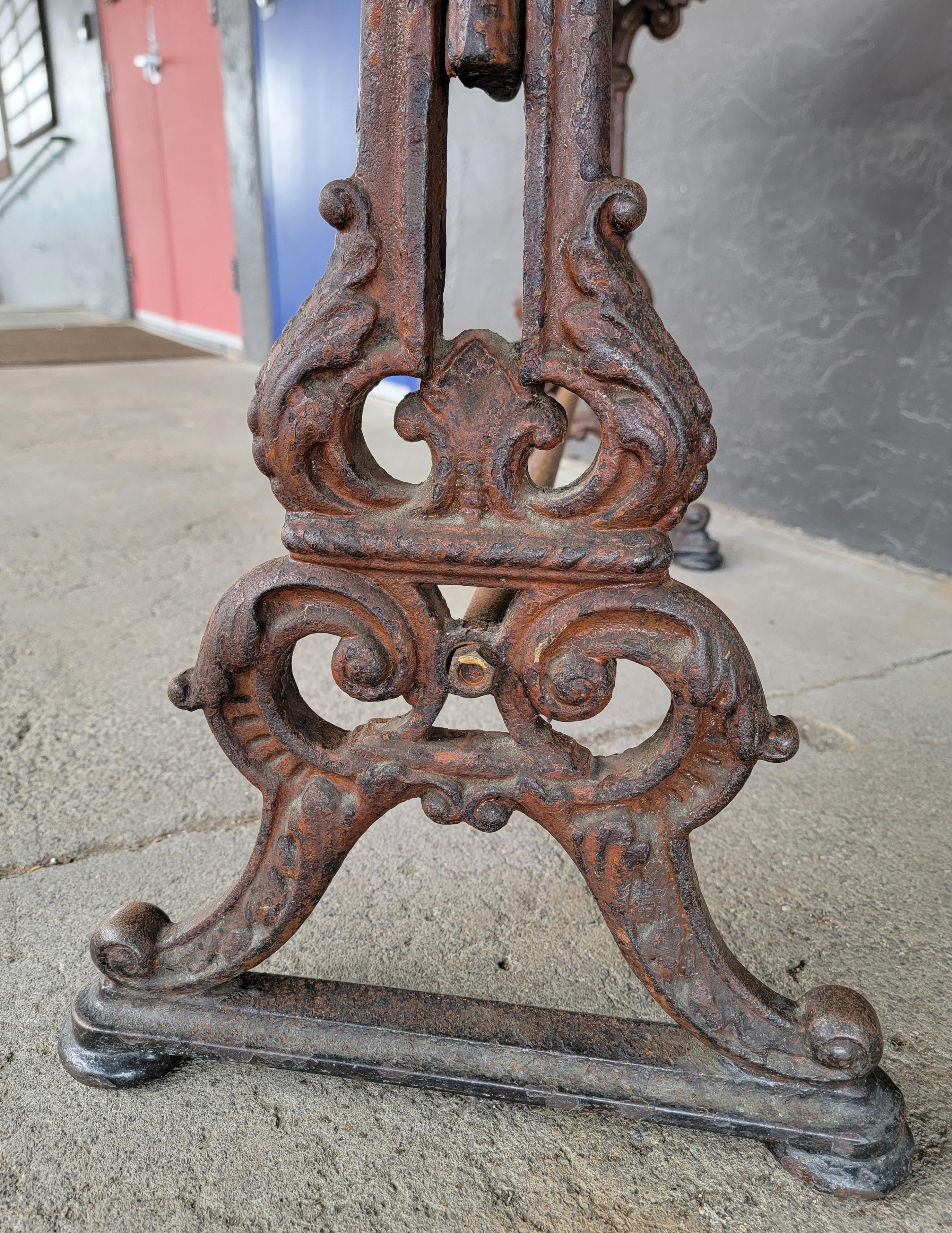 20ième siècle Table de pub en fonte Circa. 1900 en vente