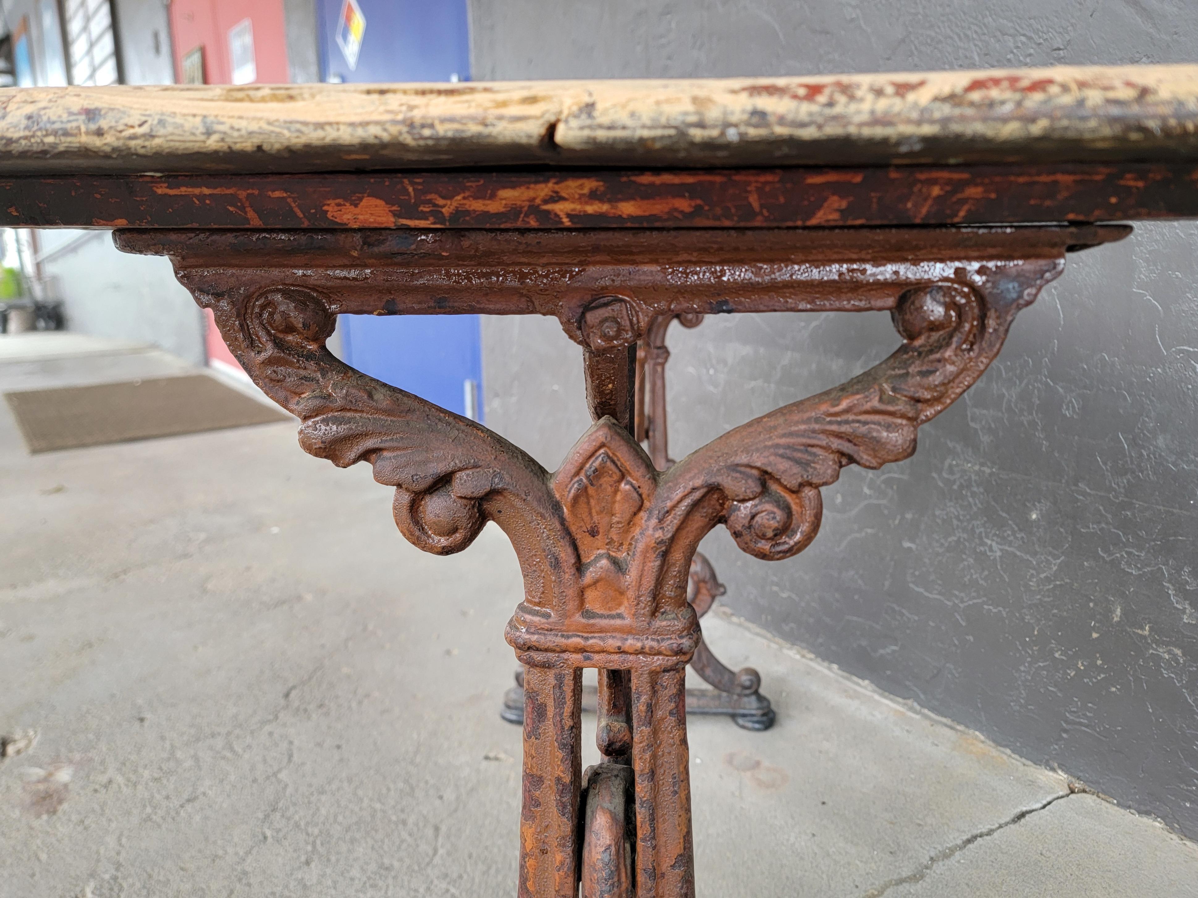 Fer Table de pub en fonte Circa. 1900 en vente
