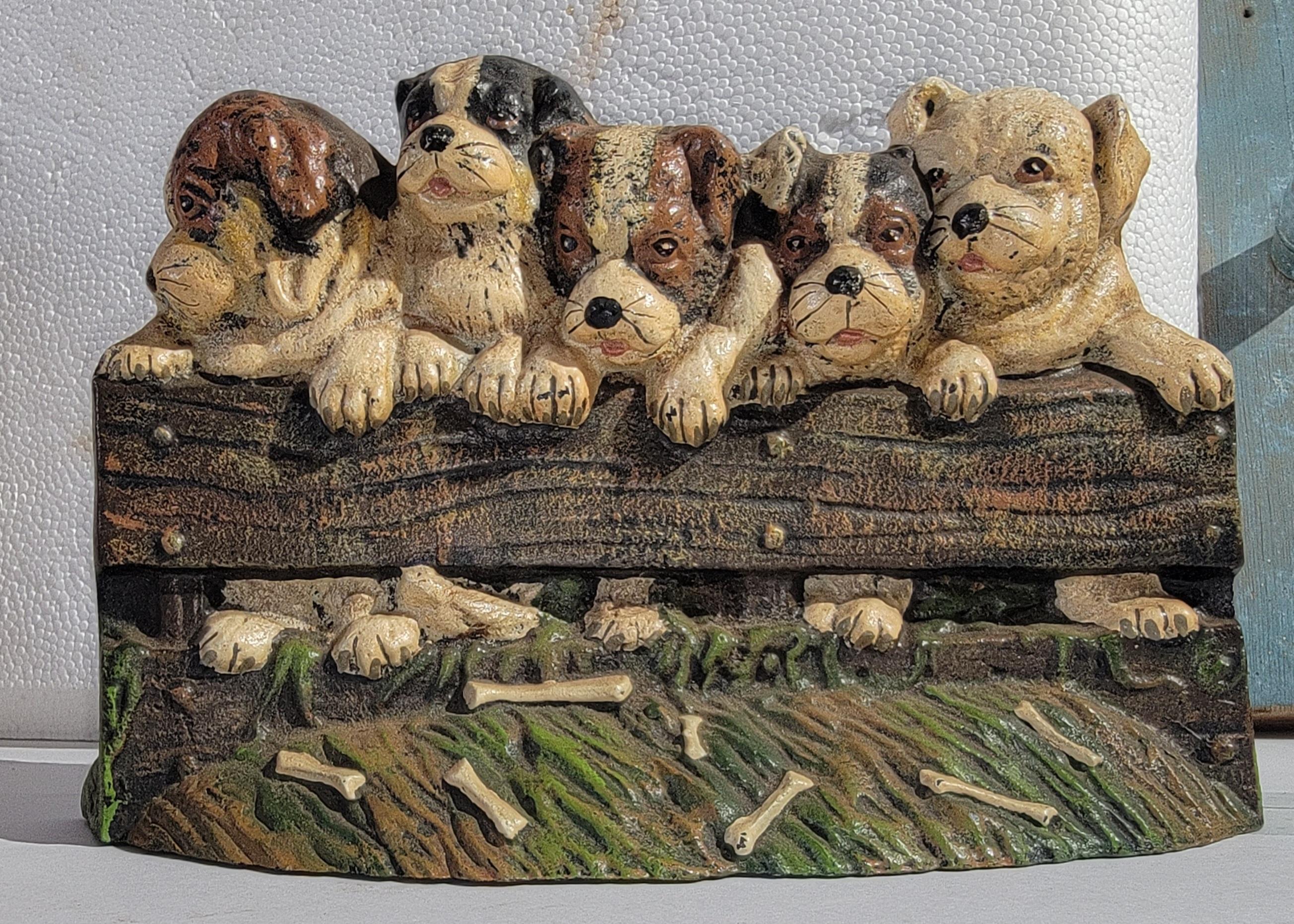 Américain Butoir de porte Puppies en fonte en vente