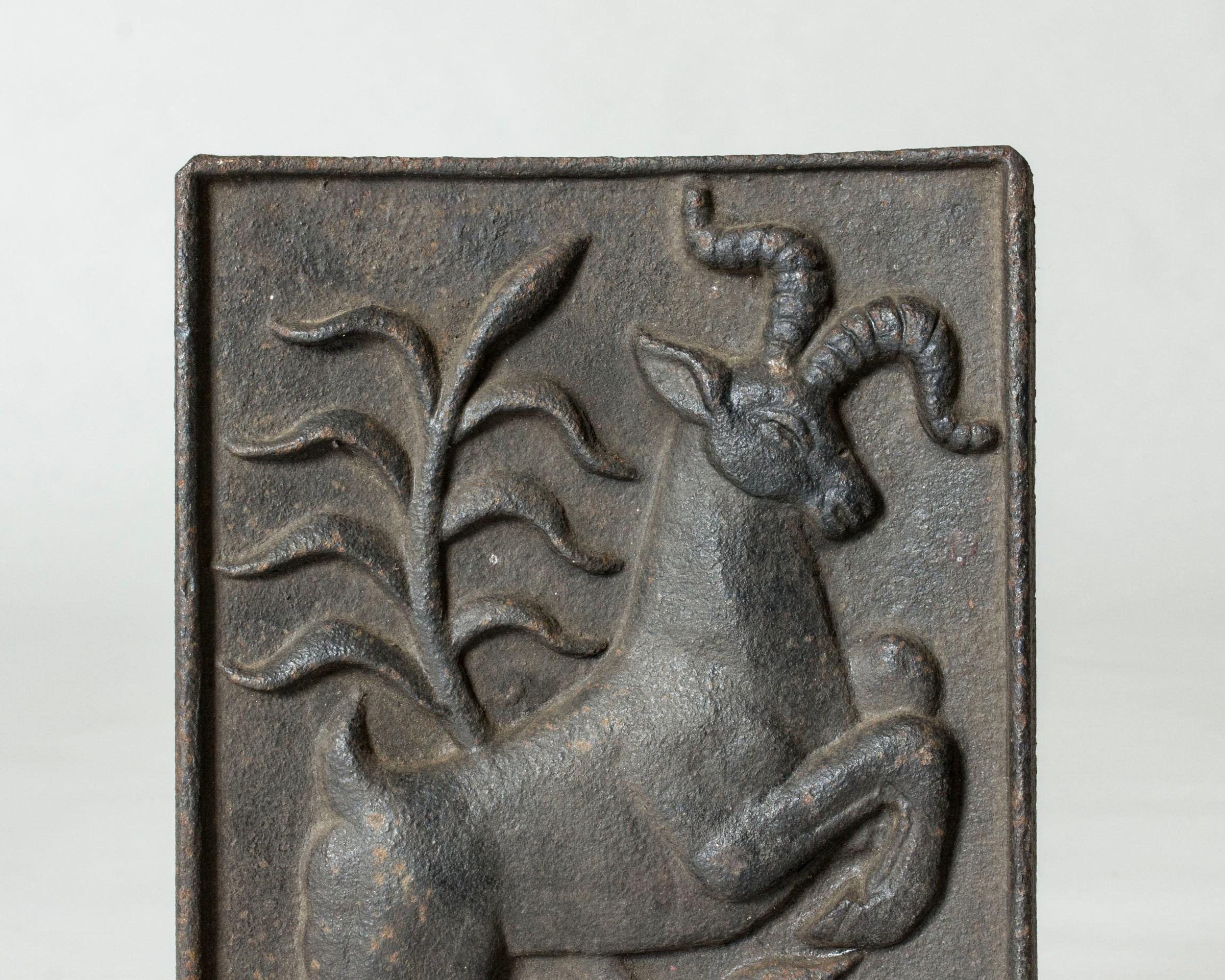 Relief saisissant d'Anna Petrus, réalisé en fonte. Beau motif d'un bouquetin sur ses pattes arrière dans la verdure.

Anna Petrus était une sculptrice, designer industrielle et danseuse suédoise à l'expression artistique unique et puissante, connue