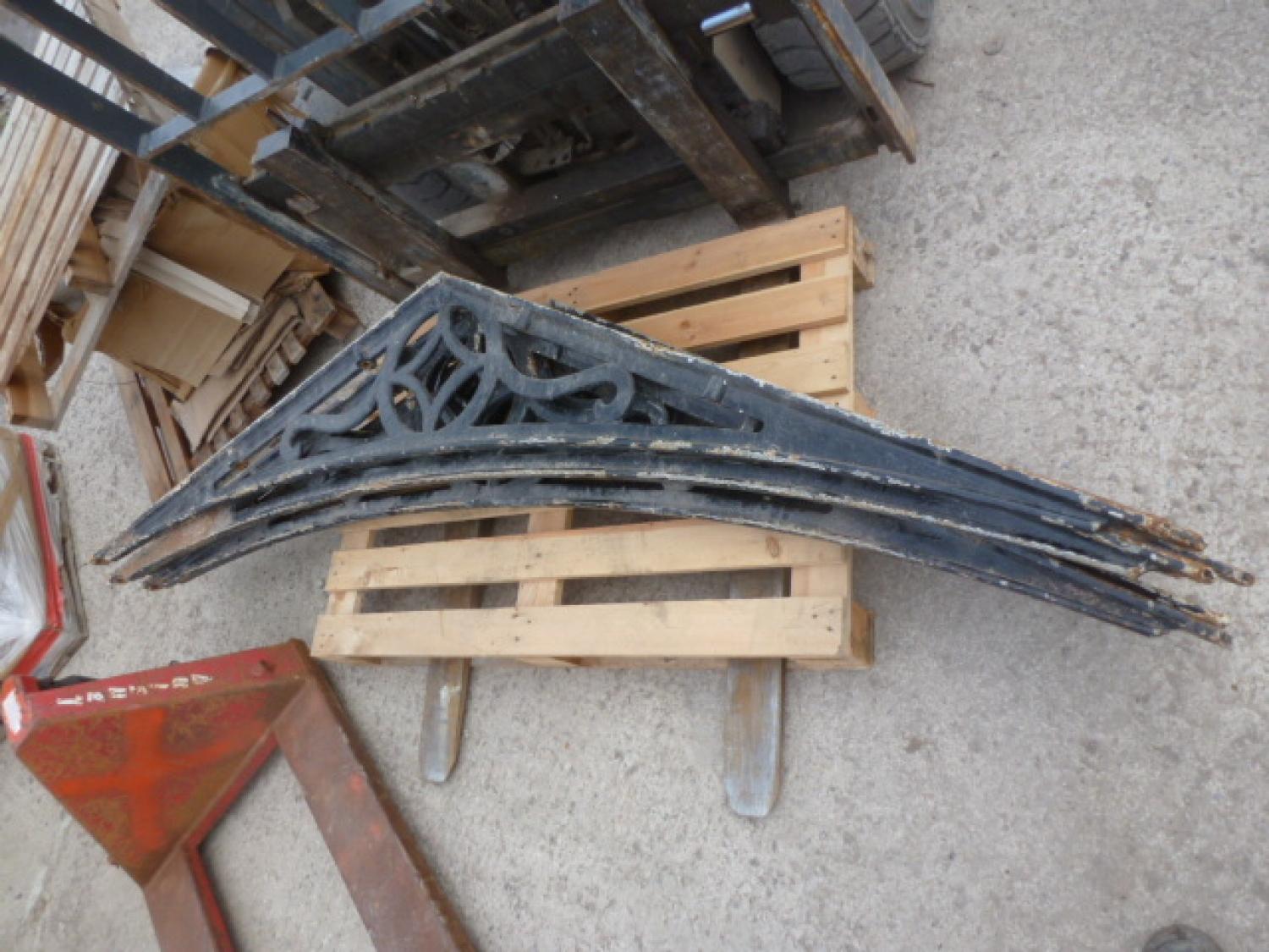 Cast Iron Roof Bracket, 20th Century In Good Condition For Sale In London, GB