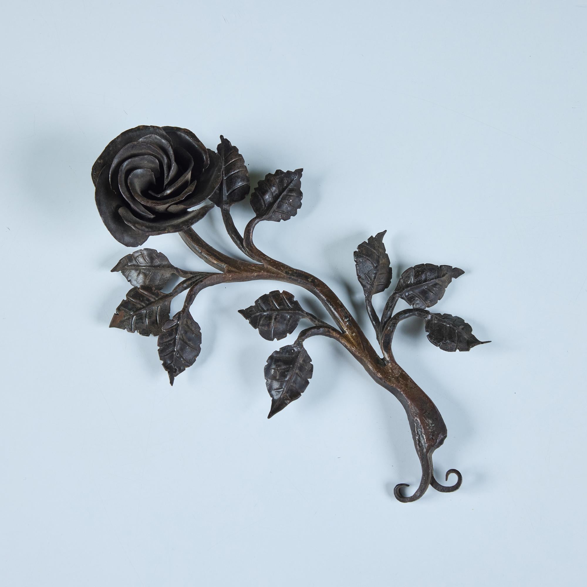 Scultura di rose in ghisa.

Dimensioni
9