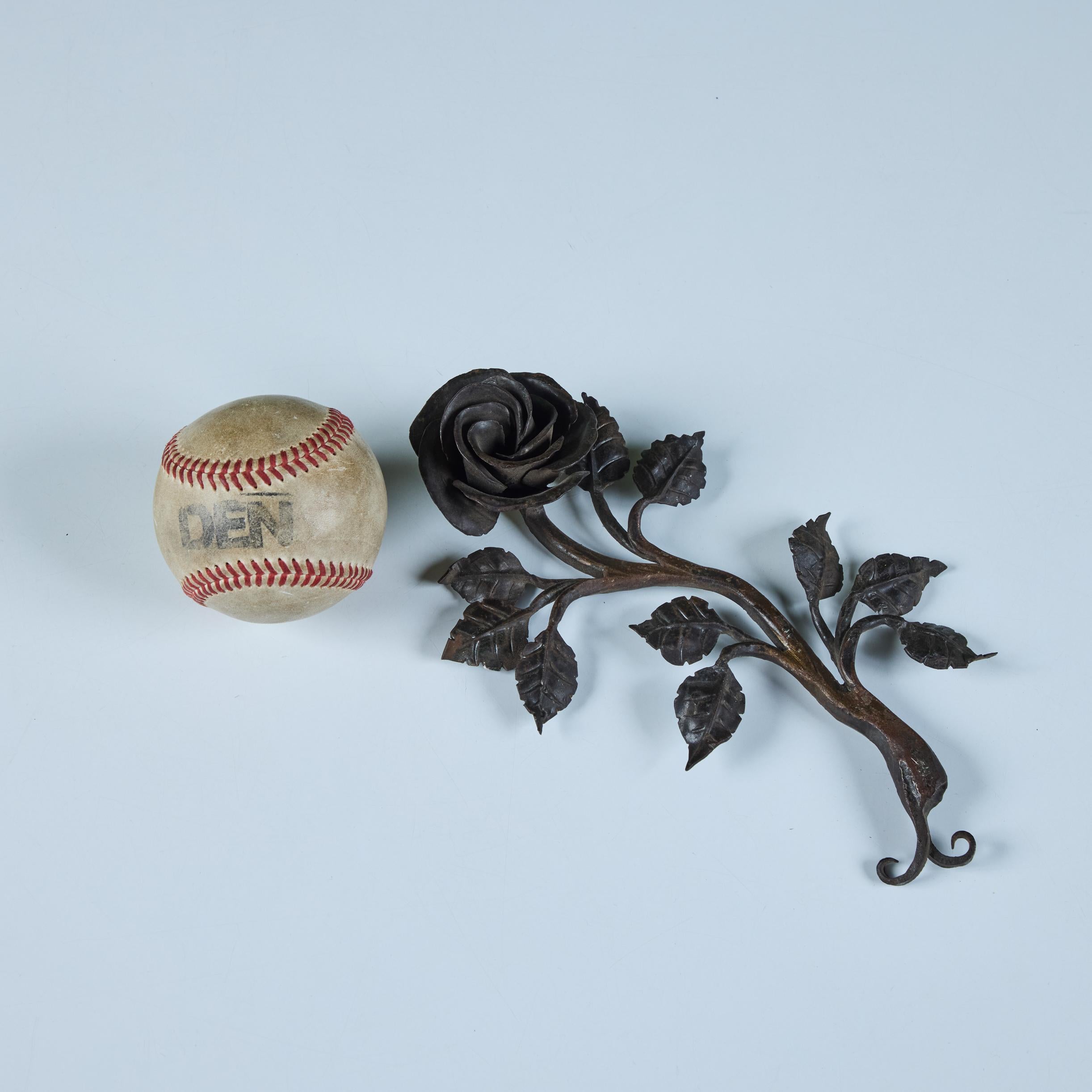 Americano Scultura di rose in ghisa in vendita