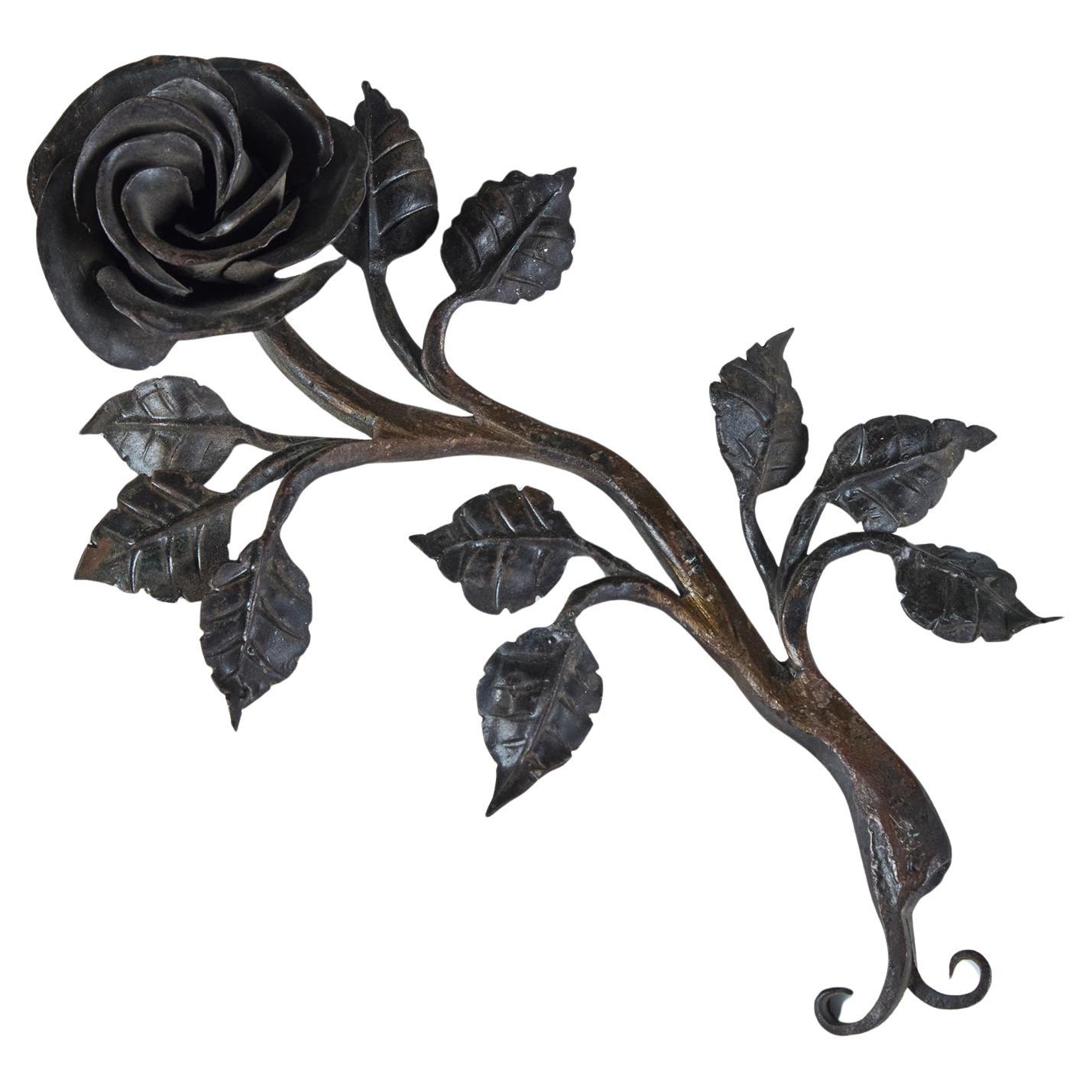 Rosenskulptur aus Gusseisen
