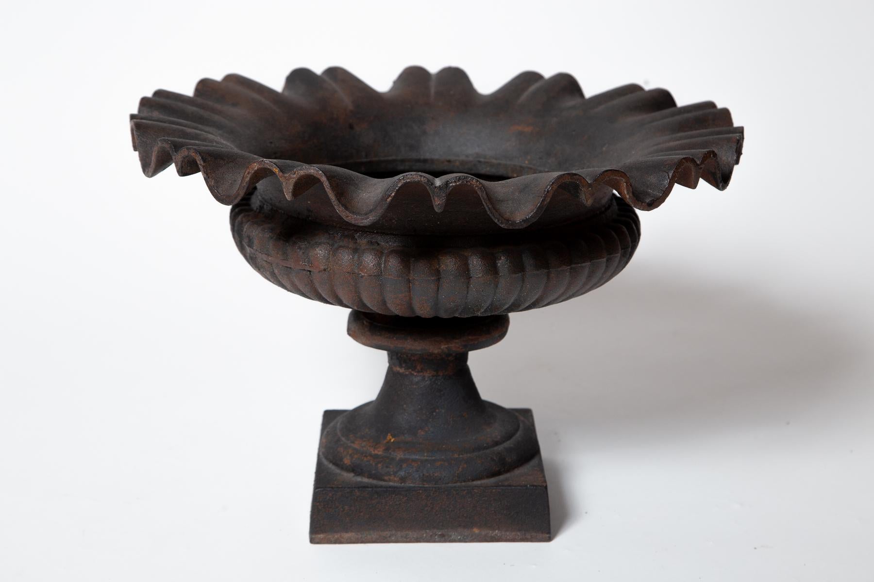 Fer Urne de jardin en fonte, vers 1920 en vente