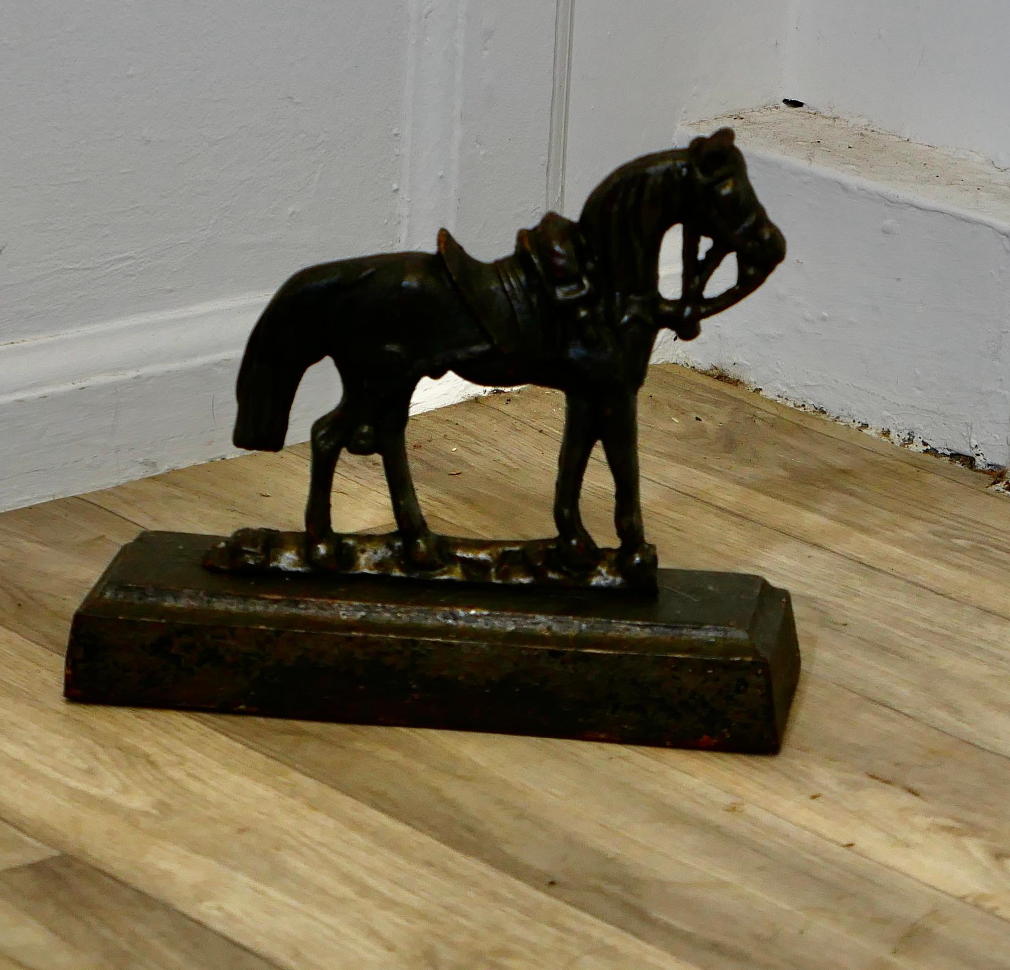 Cheval sellé en fonte, arrêt de porte

Cette belle pièce a été coulée en une seule pièce, elle est lourde et stable et constitue une très belle porte Porter. 
Le cheval est en bon état, avec une patine légèrement rouillée. Il a été peint en noir il