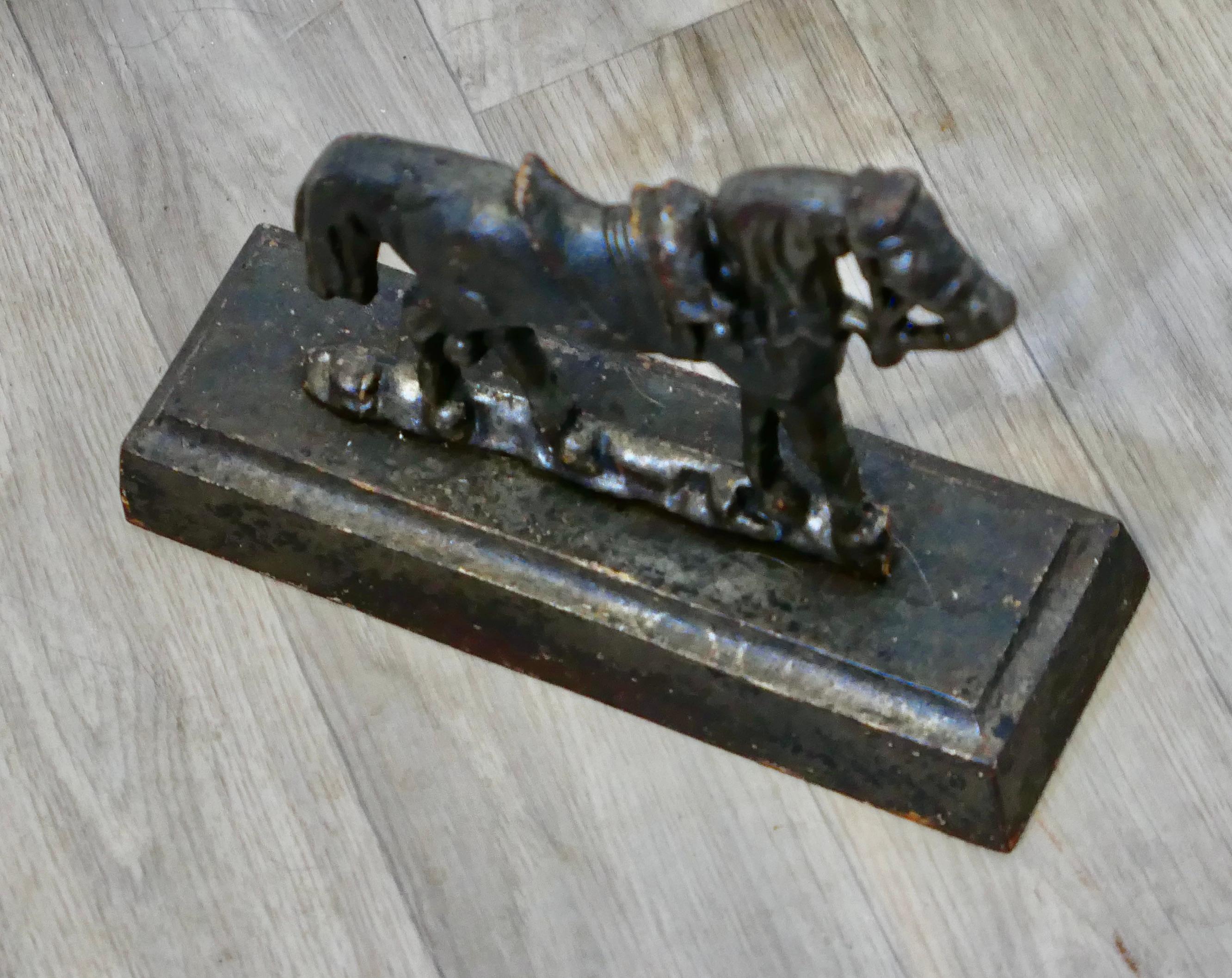 Cheval sellé en fonte, arrêt de porte  Cette belle pièce a été coulée en une seule pièce Bon état - En vente à Godshill, Isle of Wight