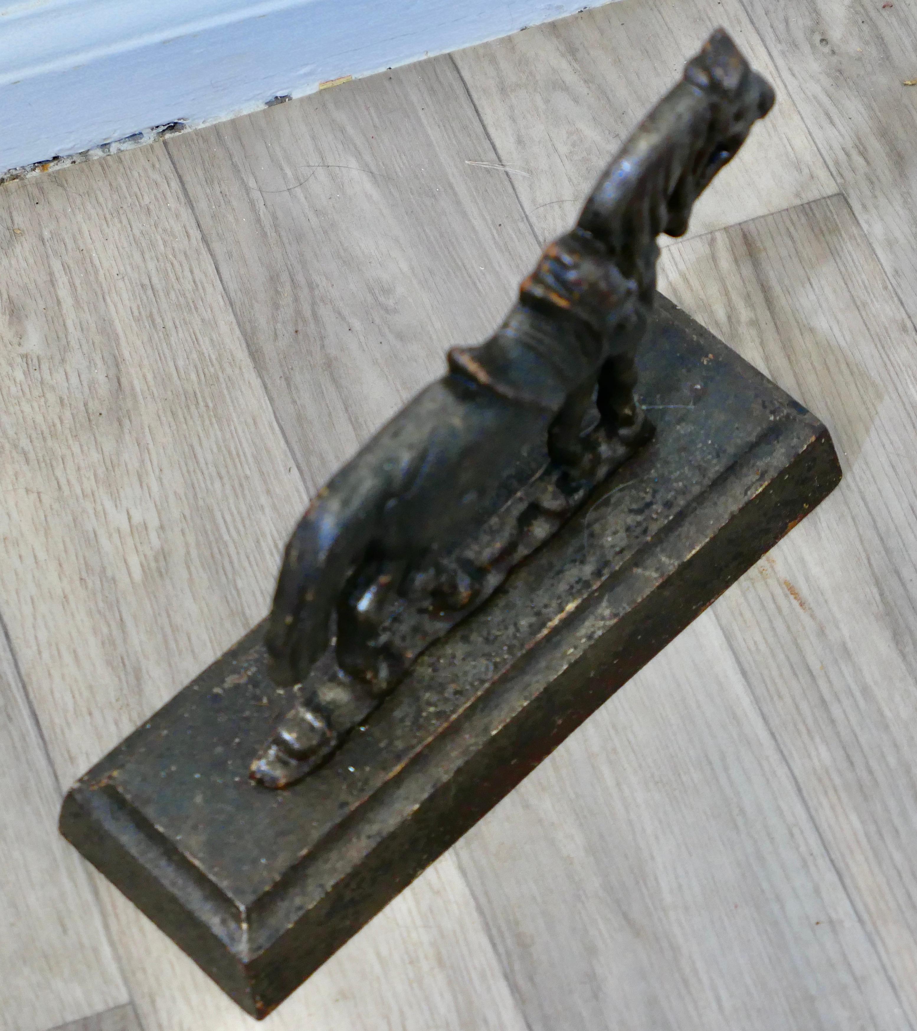 XIXe siècle Cheval sellé en fonte, arrêt de porte  Cette belle pièce a été coulée en une seule pièce en vente