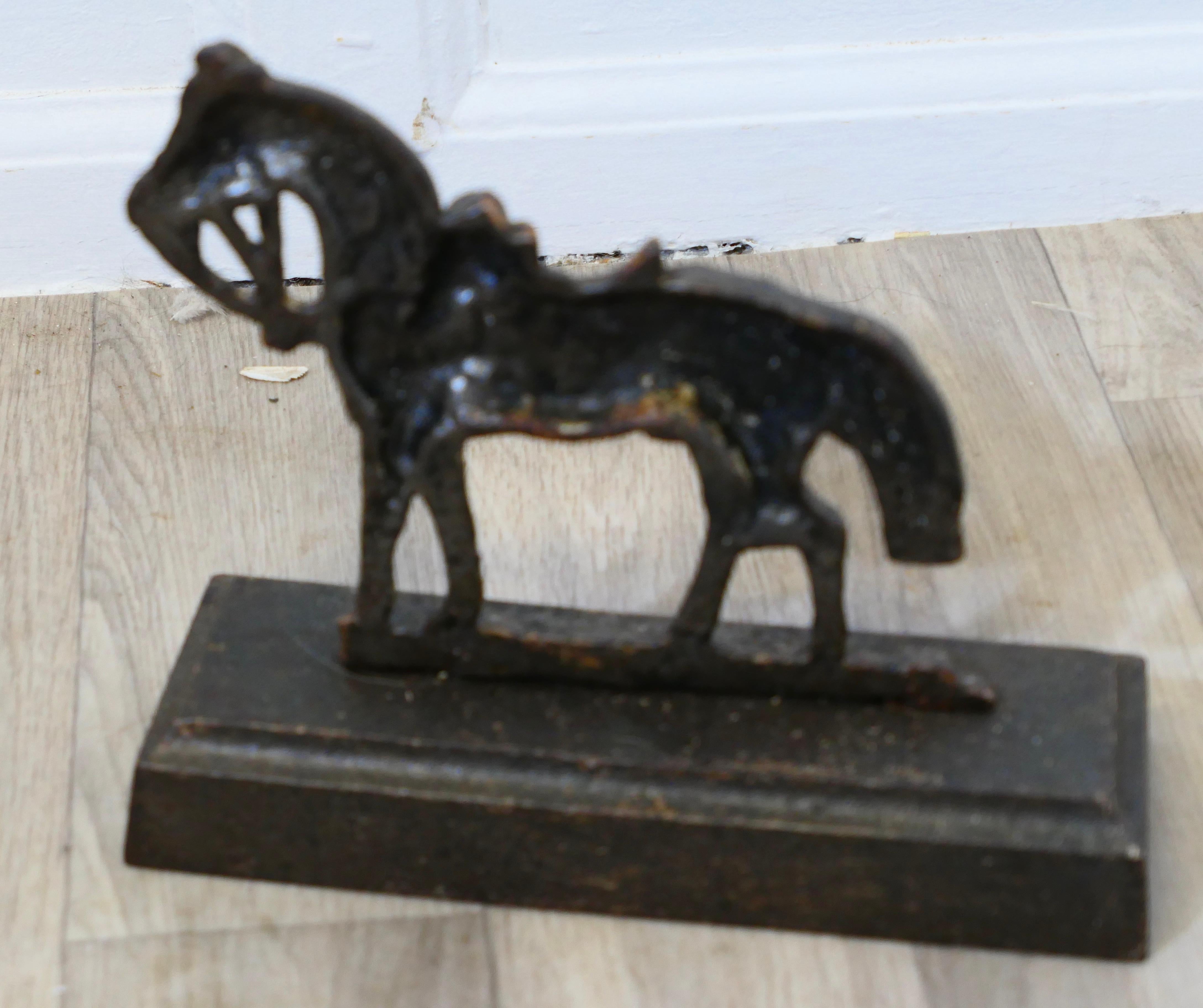 Fer Cheval sellé en fonte, arrêt de porte  Cette belle pièce a été coulée en une seule pièce en vente