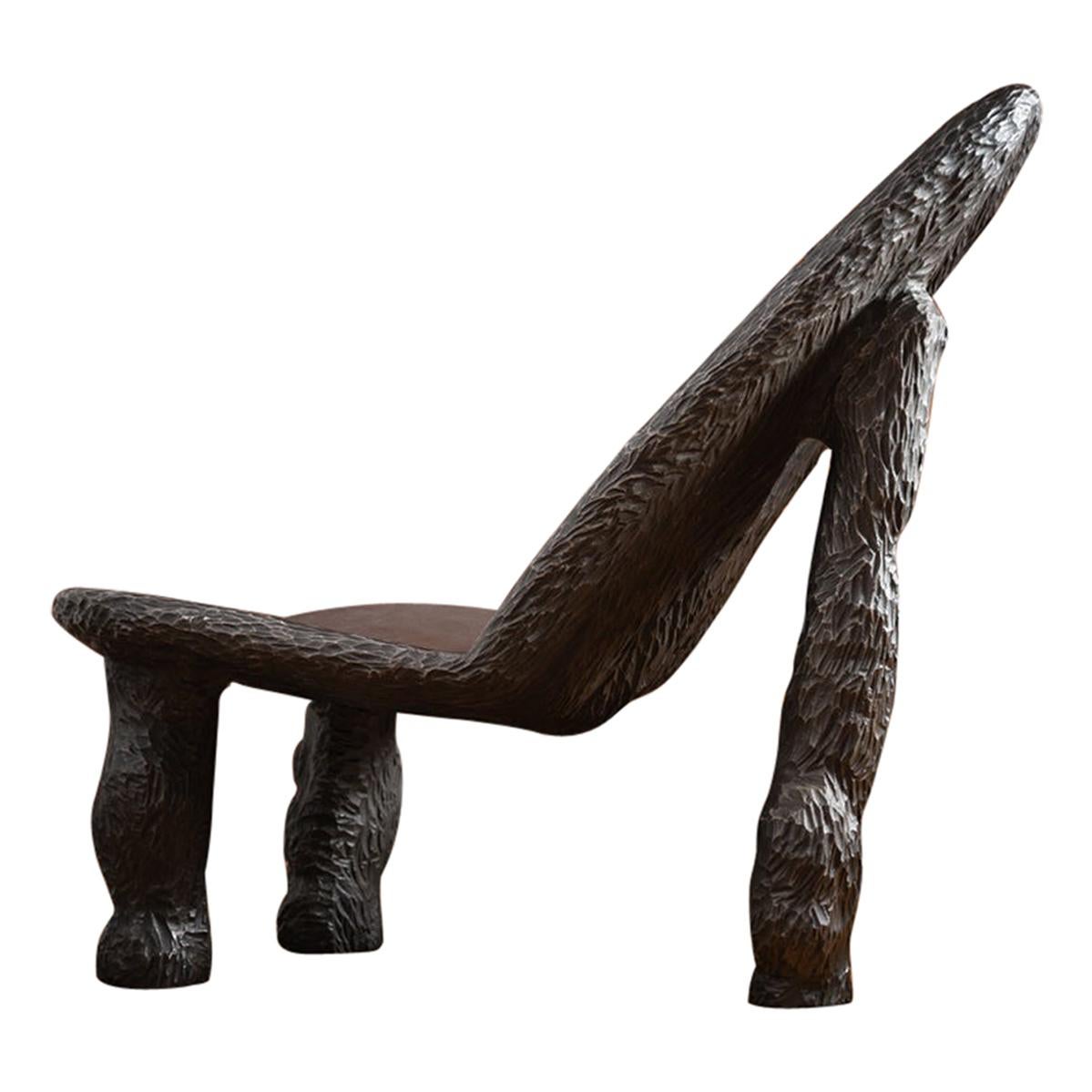 Chaise basse tripode sculpturale en fonte  en vente