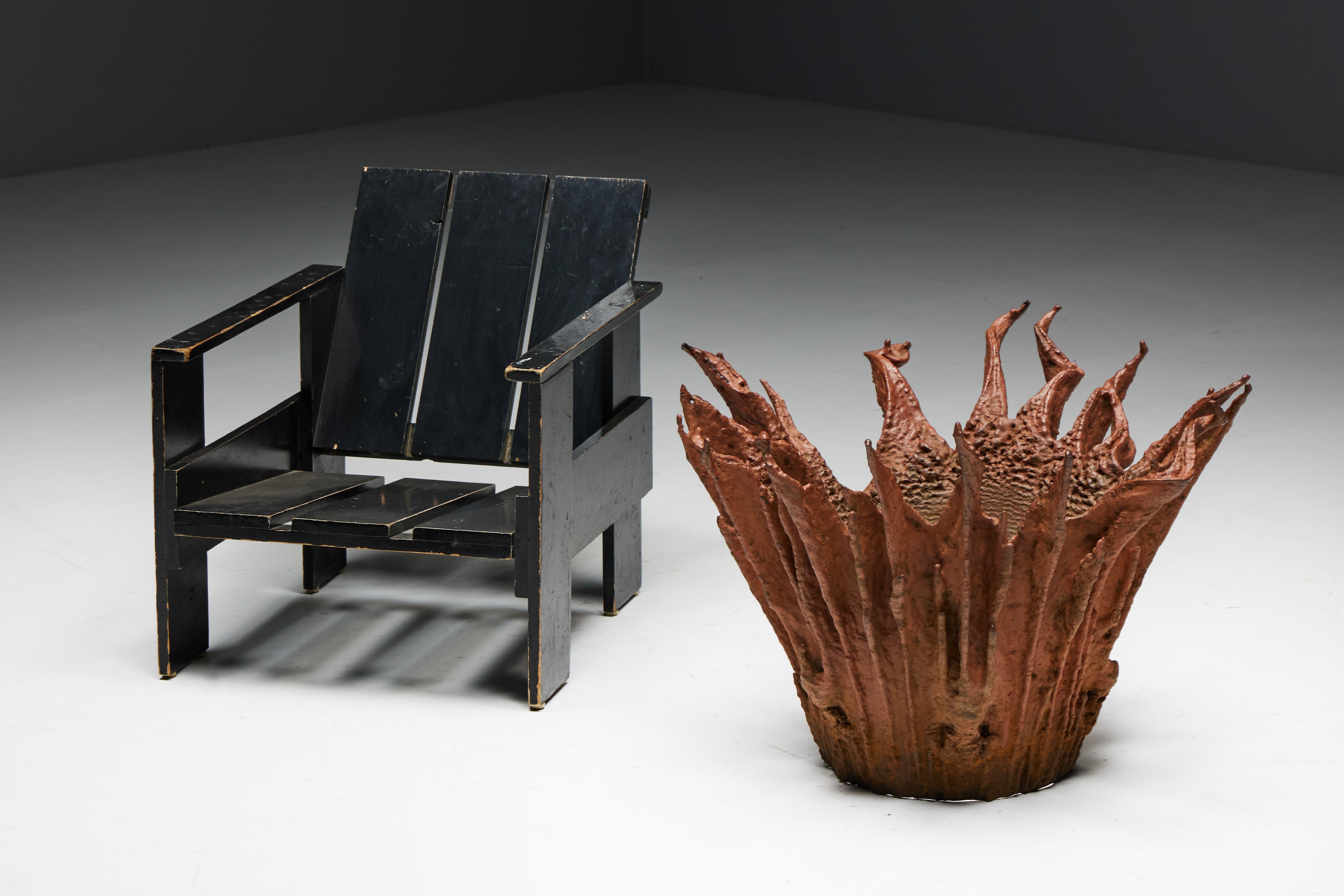 
Llamativa escultura belga de mediados de siglo de la década de 1960, fabricada en hierro fundido, con un diseño orgánico en forma de llama que añade un atrevido toque artístico a cualquier espacio. Sus intrincadas texturas y su pátina de tonos