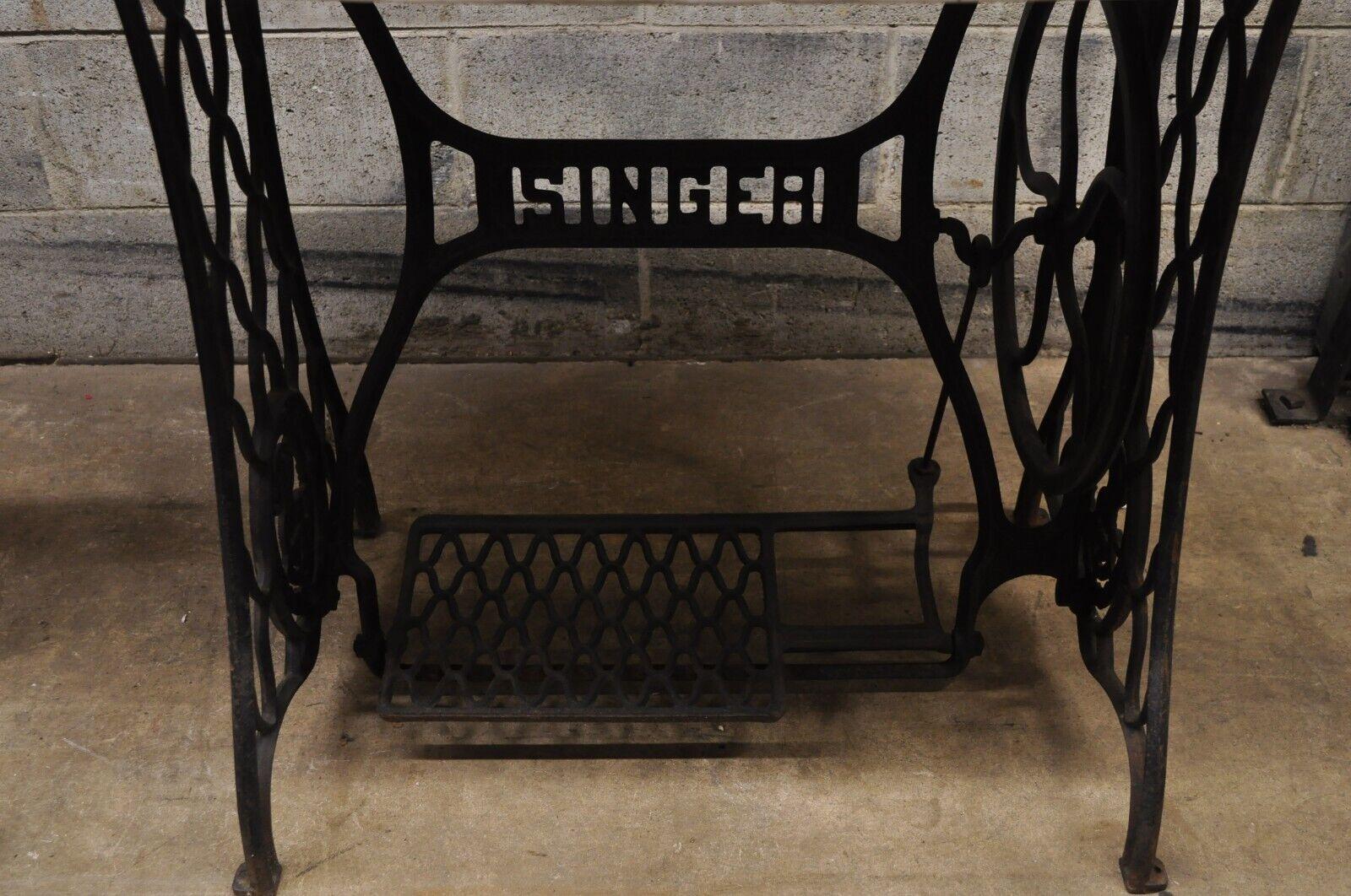 Table console en fonte à base de machine à coudre Singer à pédale, plateau ovale en marbre en vente 3
