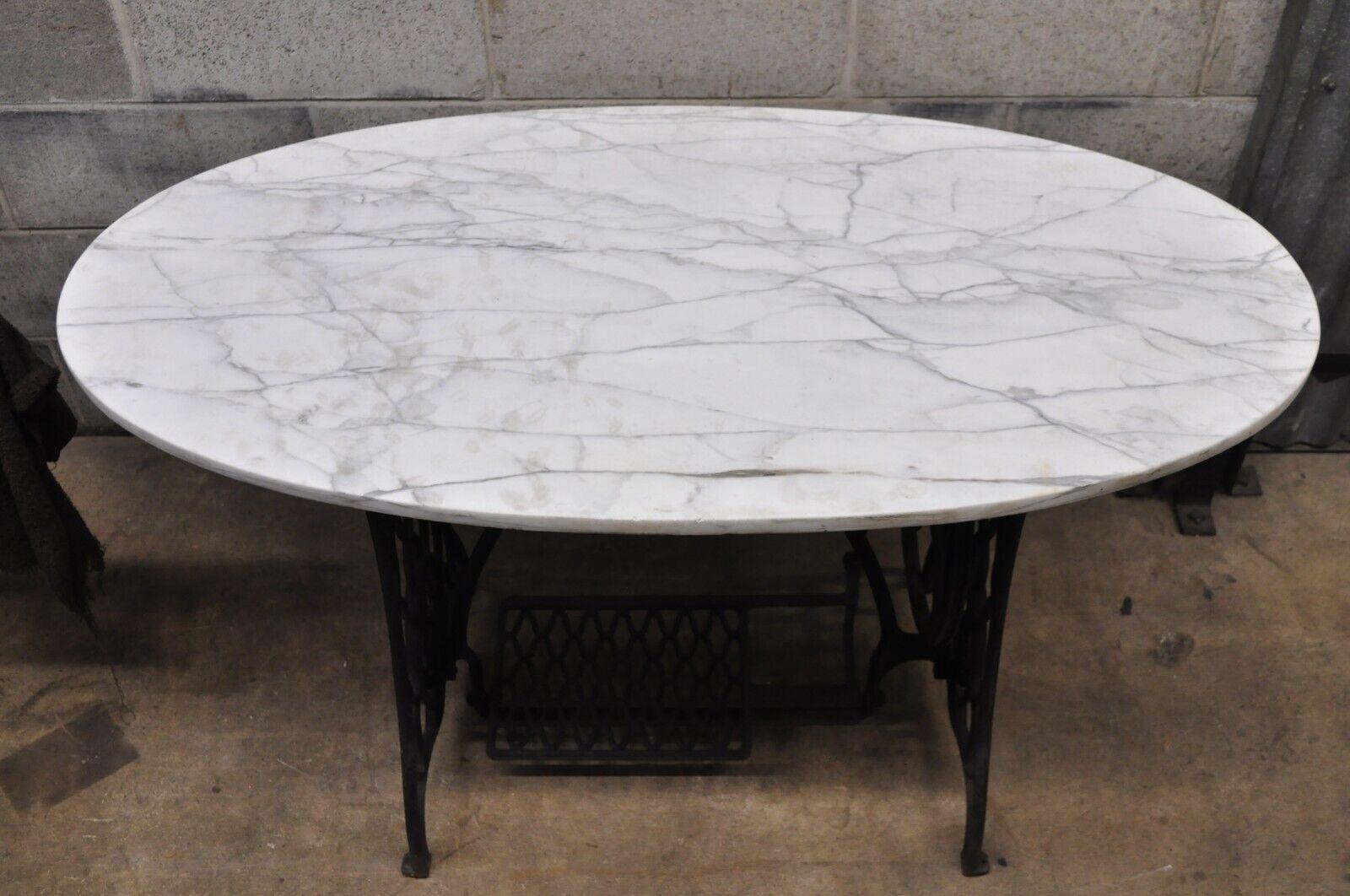 Victorien Table console en fonte à base de machine à coudre Singer à pédale, plateau ovale en marbre en vente